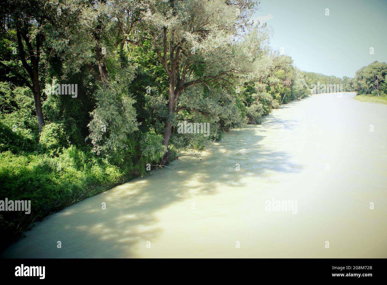 Ismaning, Bavière, Allemagne - haute eau de la rivière Isar du pont B 471 à quelques kilomètres de Munich. Les rives de la rivière sont submergées et le tre Banque D'Images