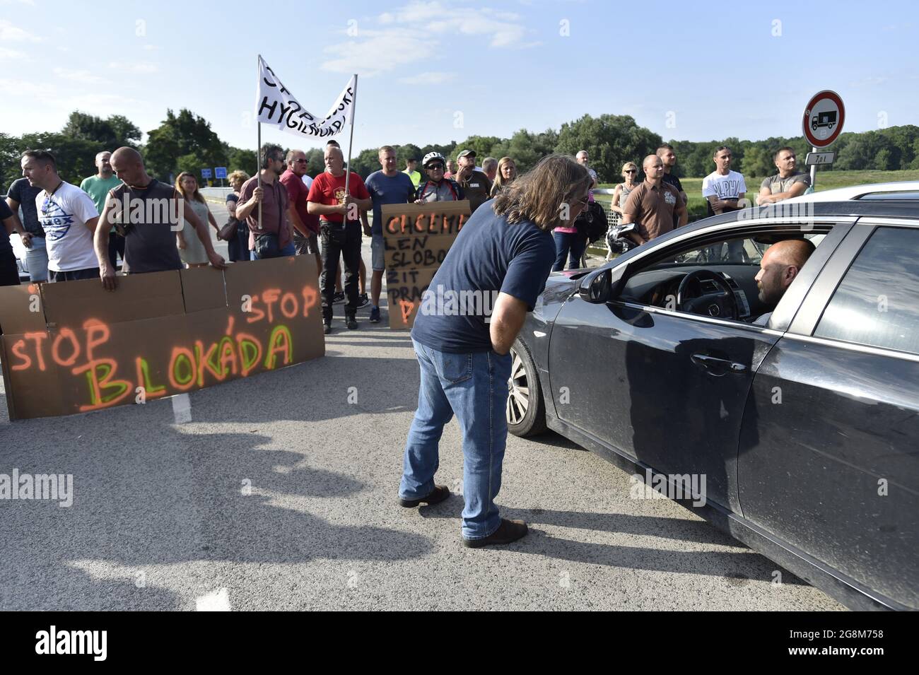 Brodske, Slovaquie. 21 juillet 2021. Les navetteurs transfrontaliers slovaques ont bloqué certains passages à la frontière avec la Tchéquie et la Hongrie pour protester contre ce qu'ils appellent les mesures disproportionnées d'épidémie du gouvernement, le 21 juillet 2021. Environ 100 manifestants se sont réunis du côté slovaque du passage à niveau de Brodske-Lanzhot, photographié. La police a dévié les voitures qui arrivaient mais la circulation n'était pas épaisse et ne parlait pas couramment. Crédit: Vaclav Salek/CTK photo/Alay Live News Banque D'Images