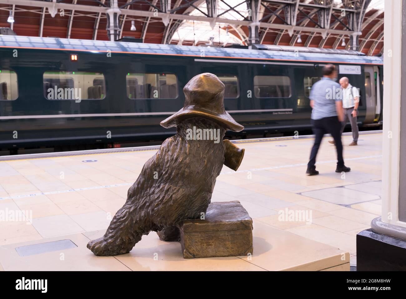 Vue arrière de l'ours de Paddington Bronze vue sur la plate-forme à la gare de Paddington Londres Angleterre Banque D'Images