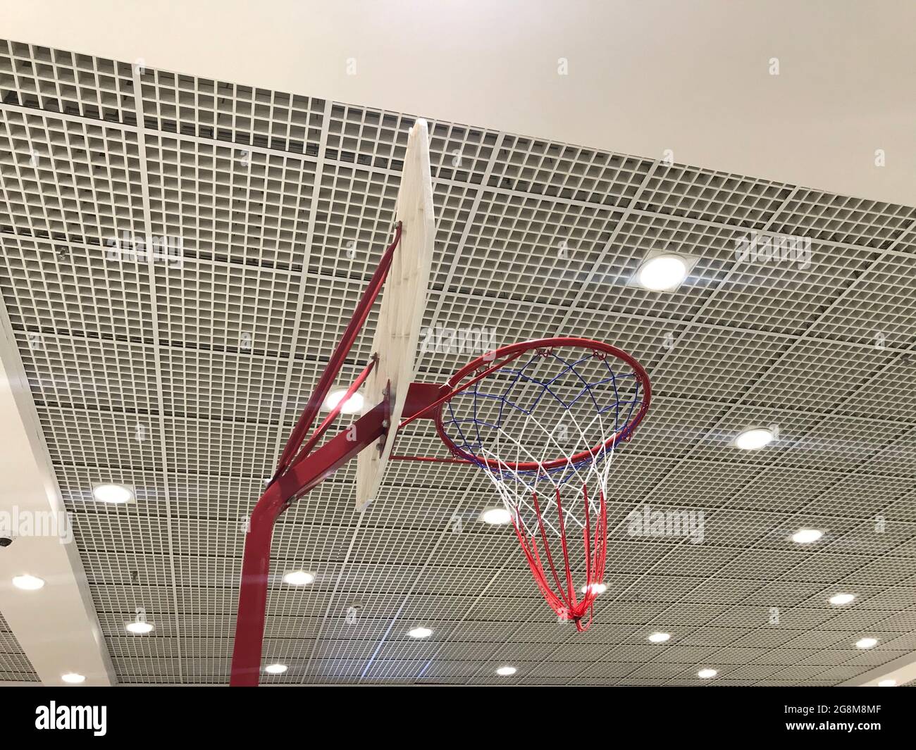 Basket ball sport stade intérieur avec design de plafond intérieur ou vues avec le fond de faux plafond de gypse et de plafond de macro grille emulsi blanc Banque D'Images