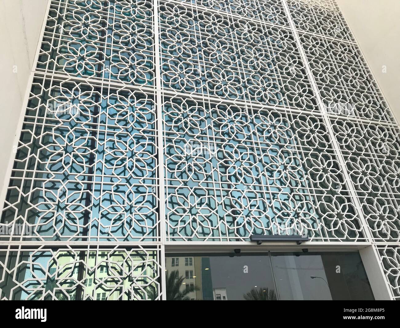 Beau et différent mur extérieur revêtement en verre pour l'élévation avant d'un bâtiment de centre commercial et les panneaux sont divisés par des cadres en aluminium Banque D'Images