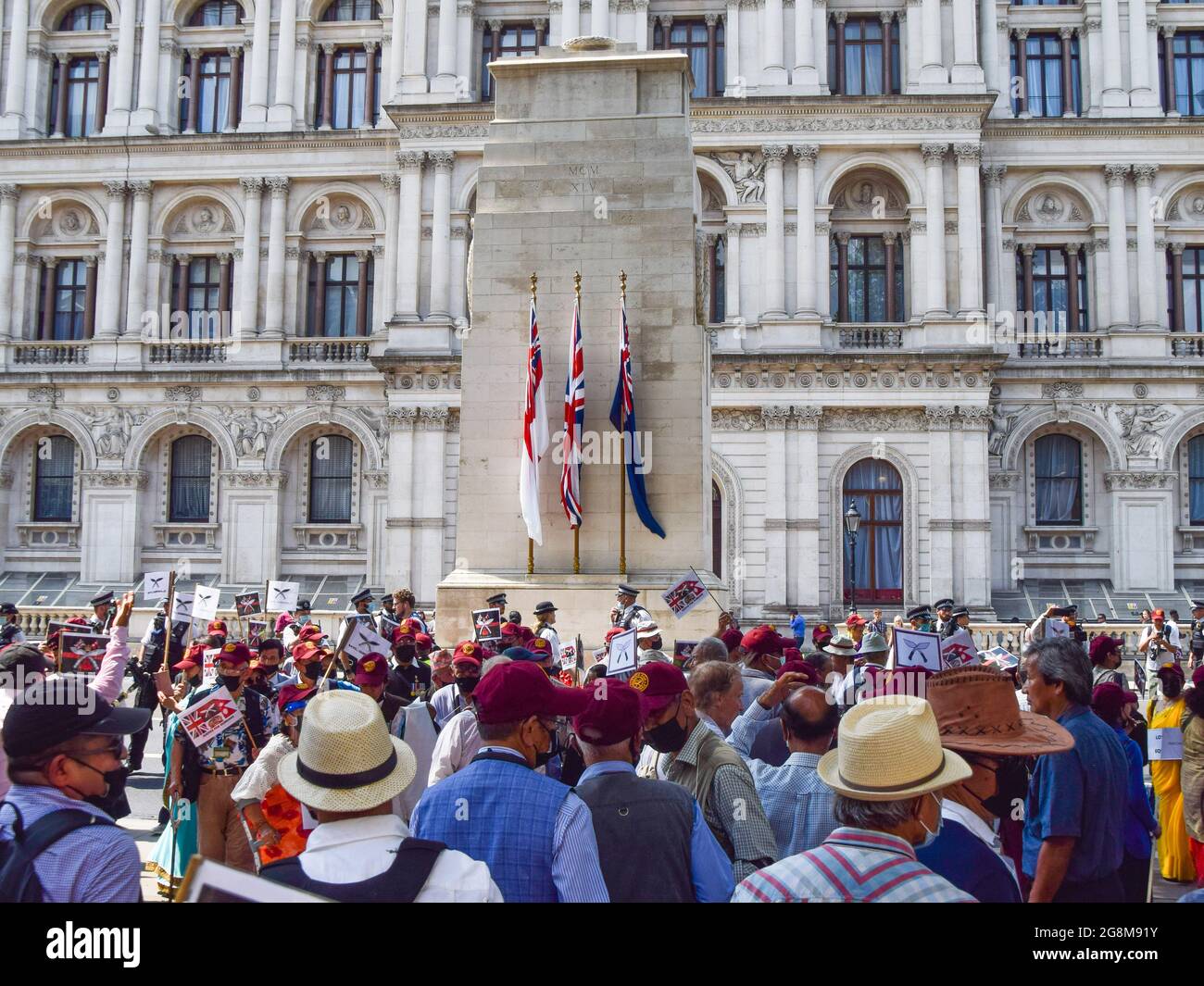 Londres, Royaume-Uni. 21 juillet 2021. Les manifestants se rassemblent à côté du mémorial de guerre de Cenotaph pendant la manifestation. Les manifestants se sont rassemblés à Westminster pour réclamer que le gouvernement britannique réagisse à leurs griefs, notamment les pensions inégales qui, selon les manifestants, sont accordées aux anciens combattants de l'armée Gurkha par rapport à leurs homologues britanniques. Crédit : SOPA Images Limited/Alamy Live News Banque D'Images