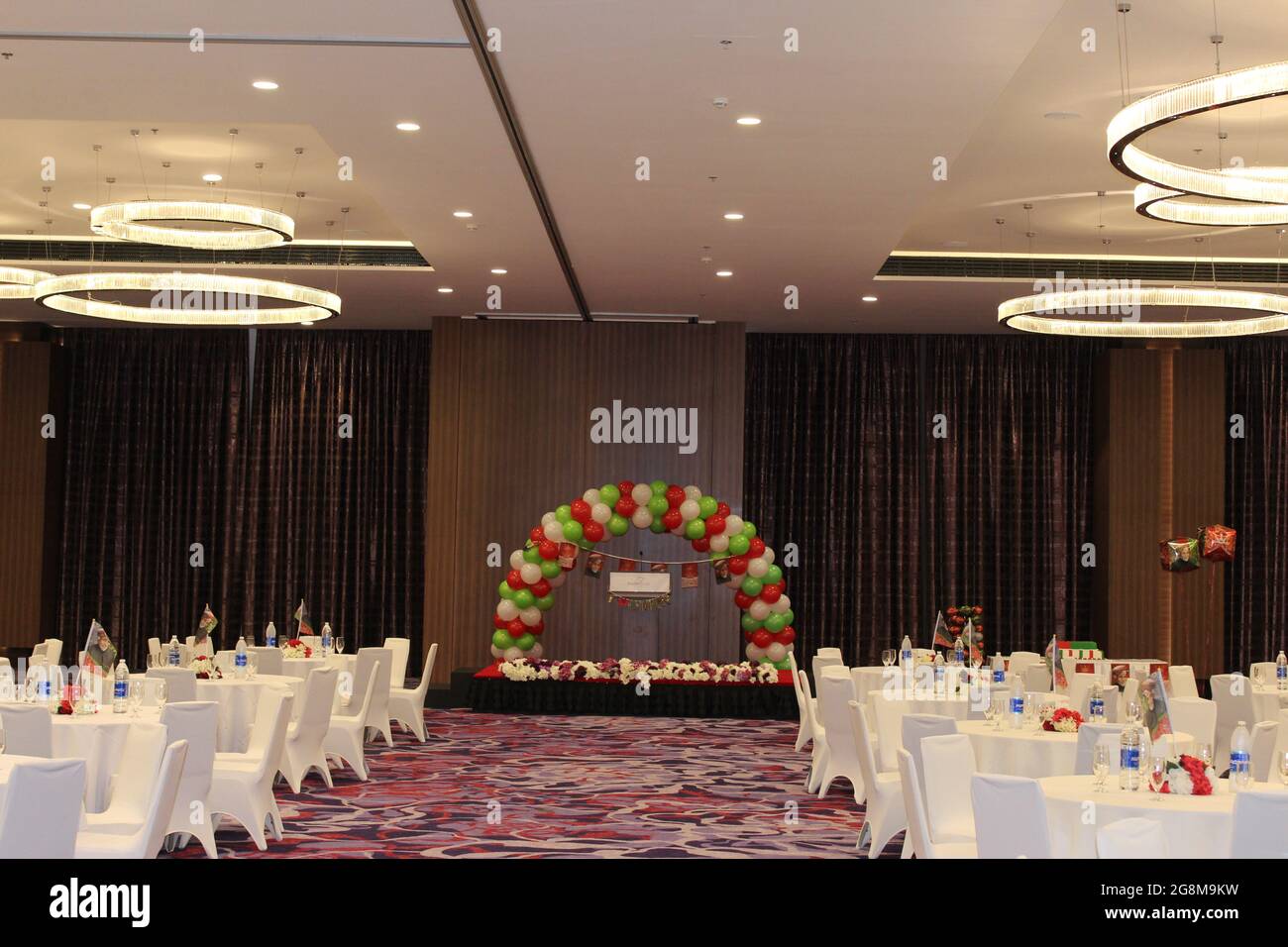 Fraser suites Hôtel cinq étoiles salle de banquet prêt à être célébré pour la Journée nationale d'oman avec des intérieurs magnifiques Banque D'Images