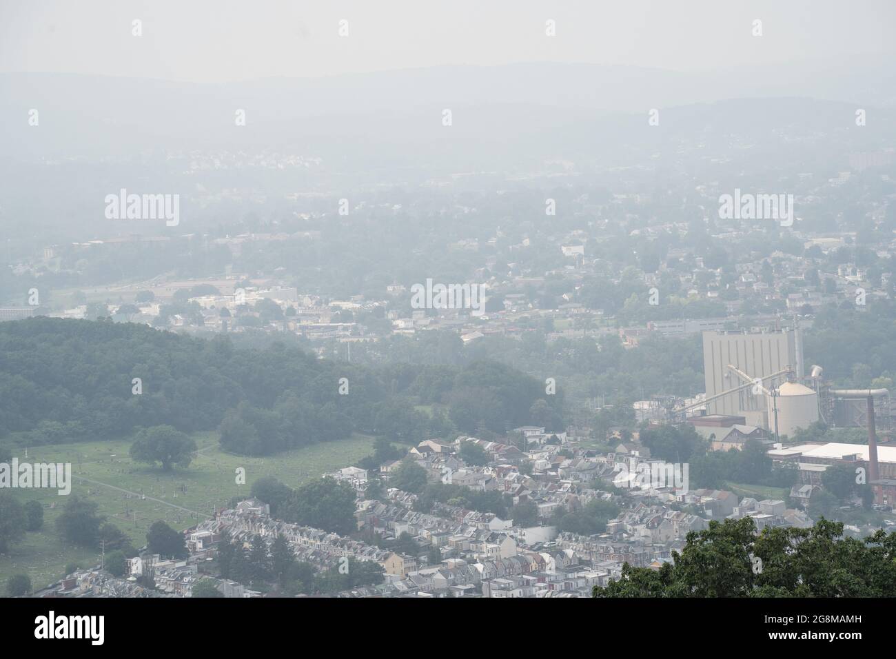 Reading, Pennsylvania, USA- 21 juillet 2021: L'ouest des couvertures de fumée de feu de forêt comté de Berks vu de Neversink Mountain. Banque D'Images