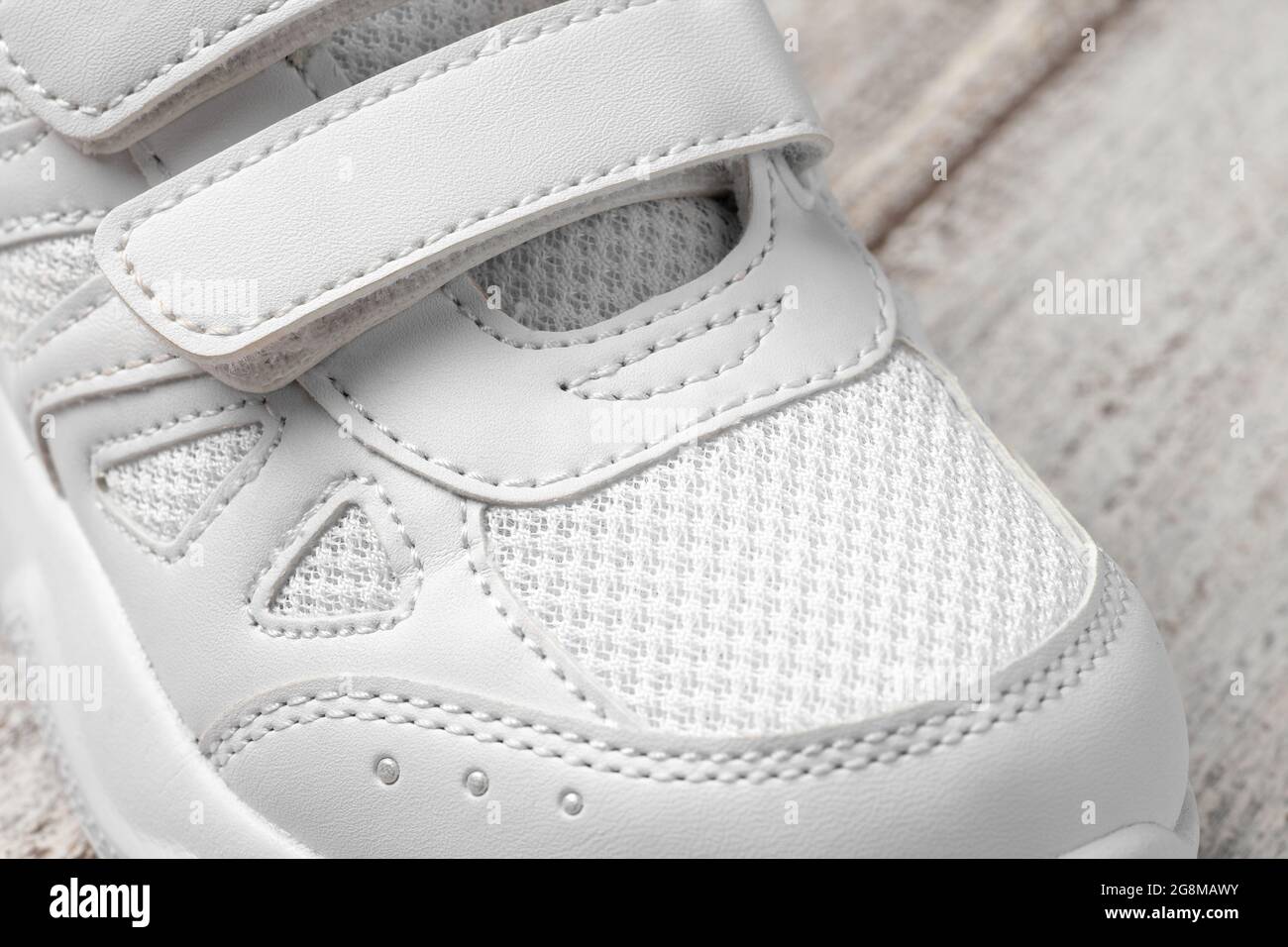 Photo macro de la sneaker. Photo d'une sneaker blanche pour enfants en cuir et en tissu avec fermeture Velcro Banque D'Images