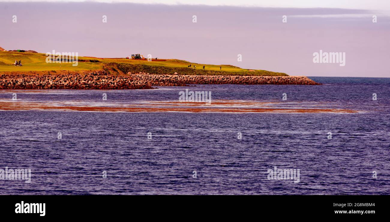 Les habitants de Hafnarfjodur font une partie de golf au port de Hafnarfjodur, en Islande. Banque D'Images
