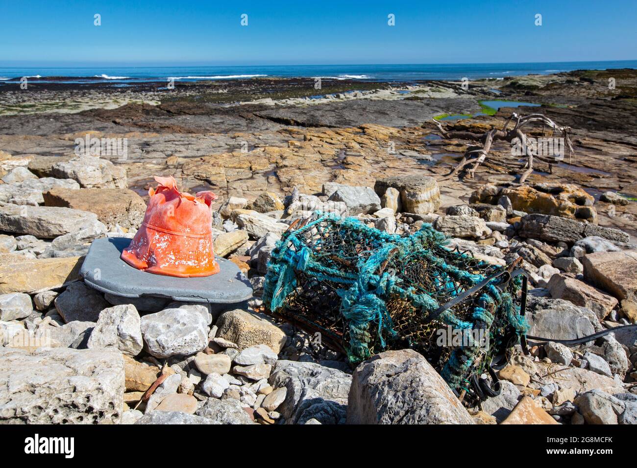 Plastique marin lavé à terre sur l'île Sainte, Northumberland, Royaume-Uni. Banque D'Images