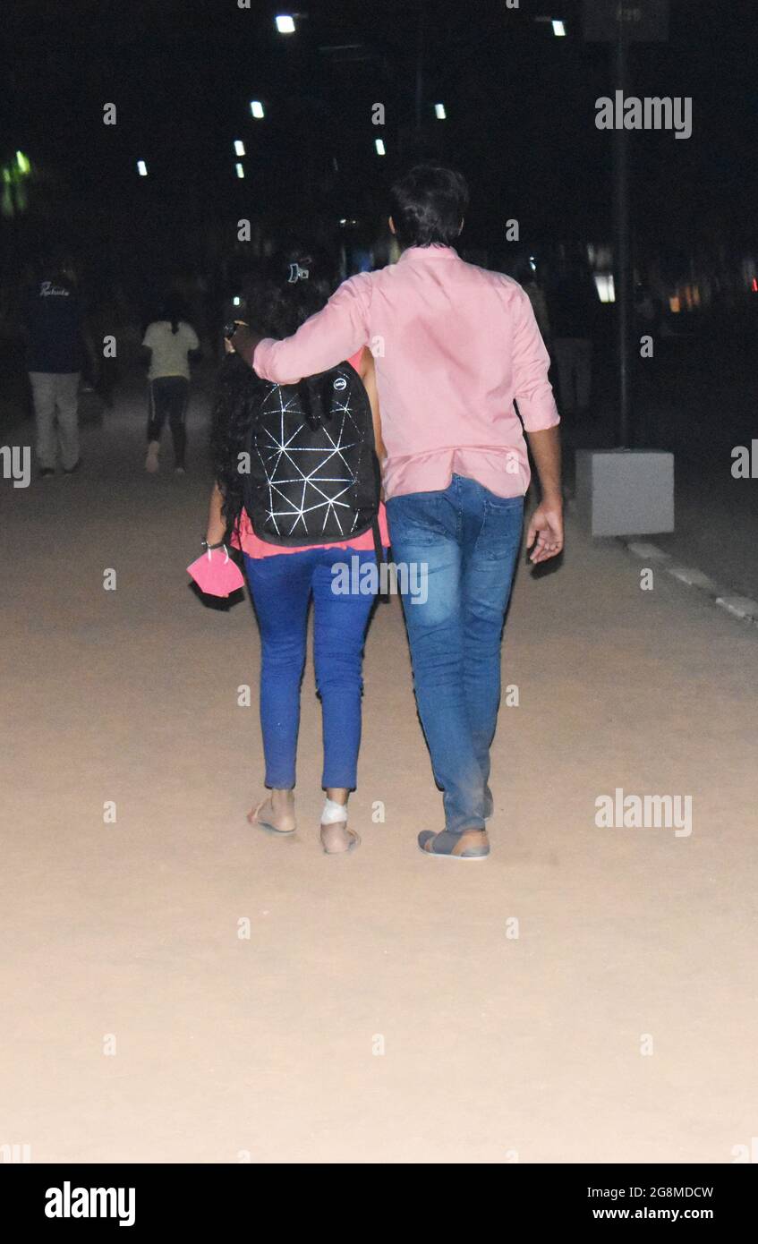 Colombo, Sri Lanka. 21 juillet 2021. Les gens sont vus marcher, faire du jogging, du vélo et de l'exercice sur une piste de marche. Les gens reviennent à la vie normale après que les restrictions de voyage ont été assouplies au Sri Lanka. Le gouvernement avait imposé des restrictions au confinement et aux déplacements depuis le mois de mai. Banque D'Images