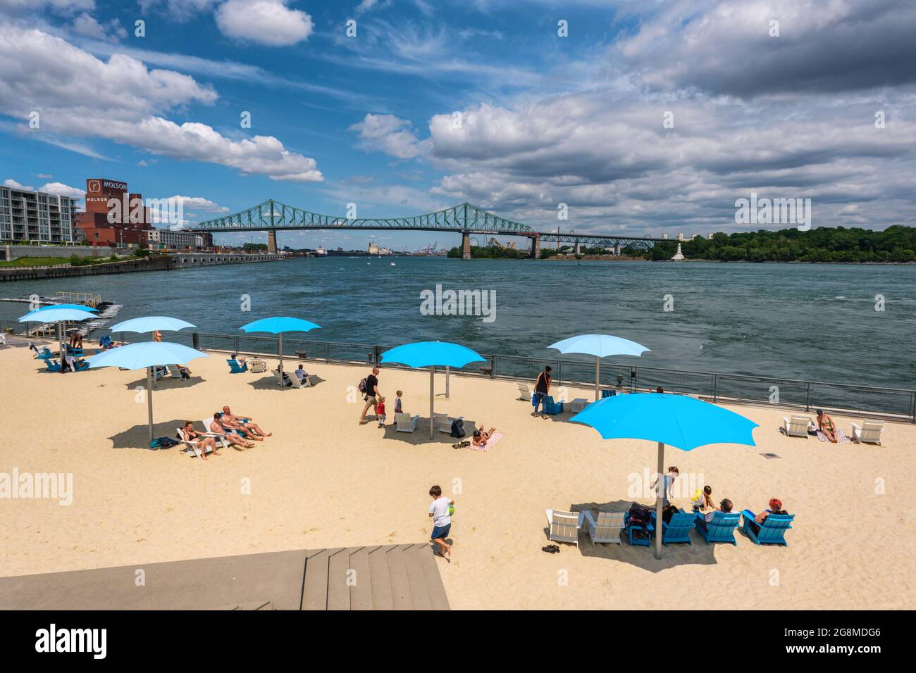 Montréal, CA - 4 juillet 2021 : Plage de la Tour de l'horloge dans le Vieux-Port de Montréal Banque D'Images