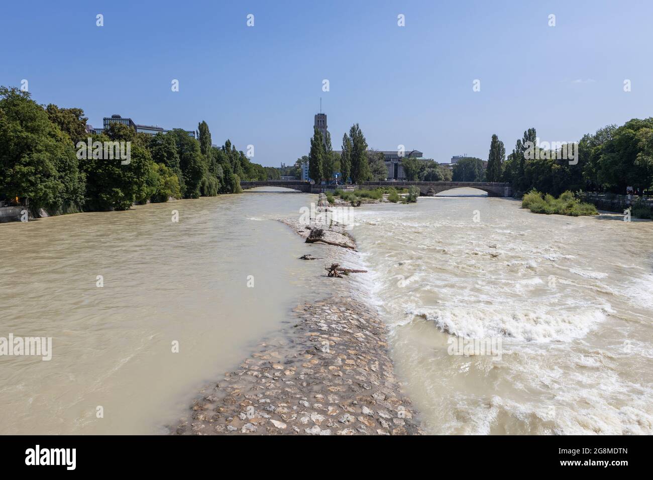 Inondation à la rivière isar à Munich au pont appelé Corneliusbruecke avec le 'Musée des Deutsches' en arrière-plan. Cette image prise le 21 juillet 2021 Banque D'Images