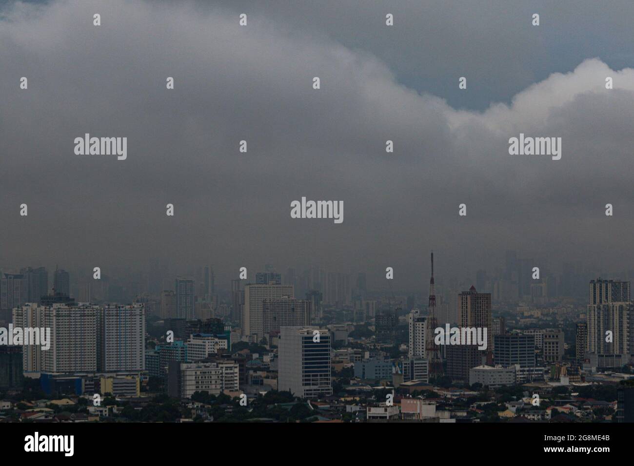 Quezon City, Philippines. 21 juillet 2021. Les bâtiments et les maisons de la ville de Quezon ont été inondés par la mousson du sud-ouest rehaussée par le typhon Fabian. Banque D'Images