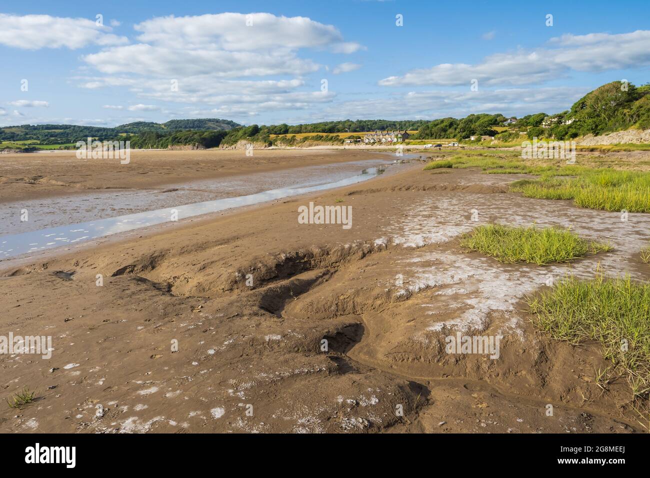 Marche sur la côte du Lancashire à Silverdale lors d'une chaude journée d'été avec Arnside Knot en arrière-plan Banque D'Images