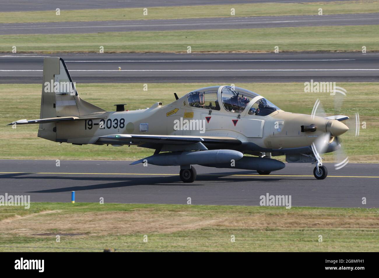 L'un des six Embraer A-29B Super Tucanos destinés à la Force aérienne nigériane (NAF), au départ de l'aéroport international de Prestwick le 20 juillet 2021. L'avion effectuait un vol de livraison entre les États-Unis et le Nigeria et portait une série militaire temporaire américaine (19-2038) pour le vol. Cette cellule deviendra NAF850 dans le service de la Force aérienne nigériane. Banque D'Images