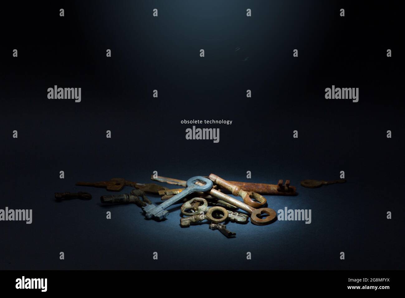 un tas de vieilles clés inutiles sur un fond sombre. concept de technologie obsolète Banque D'Images