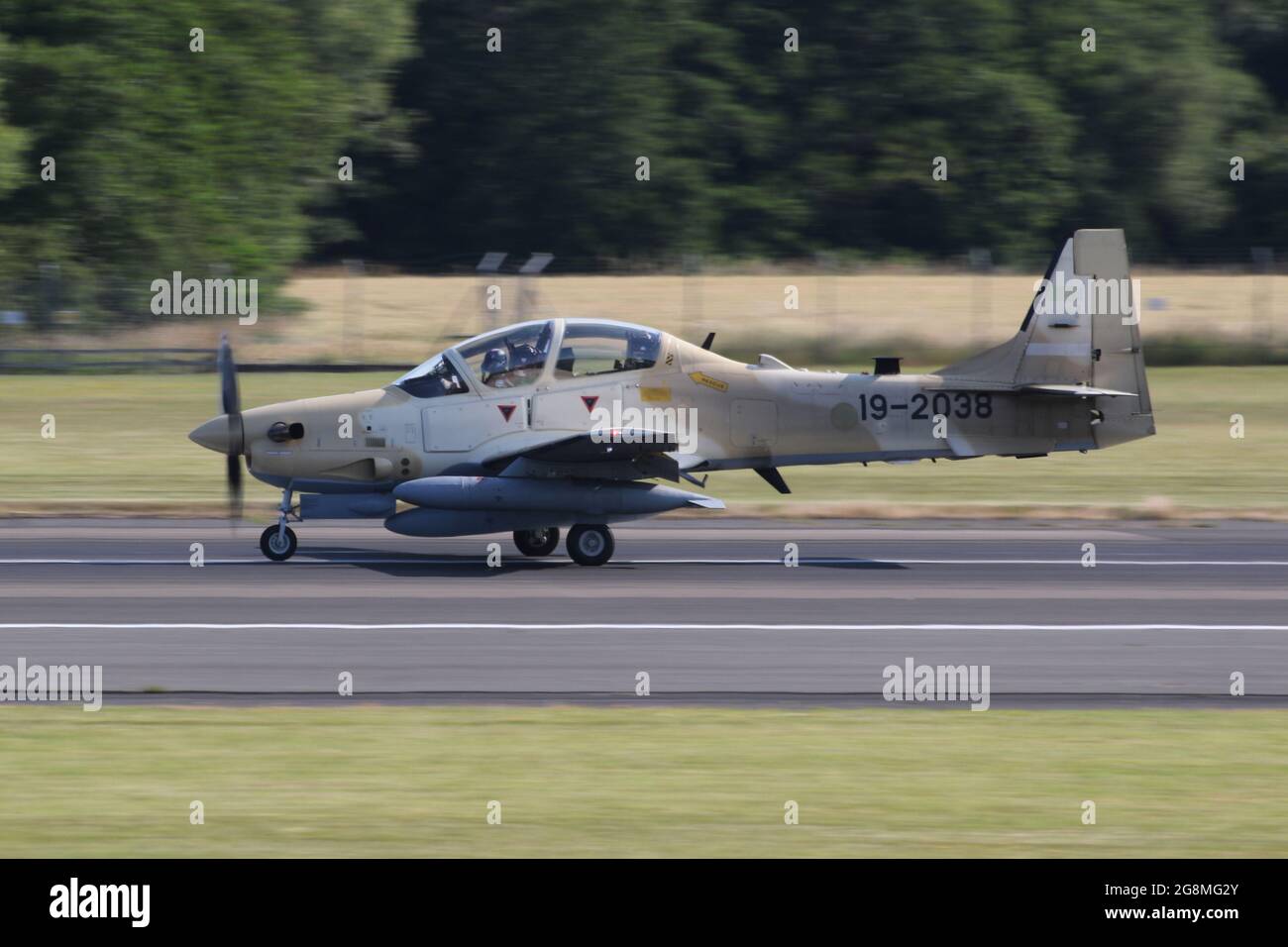 L'un des six Embraer A-29B Super Tucanos destinés à la Force aérienne nigériane (NAF), au départ de l'aéroport international de Prestwick le 20 juillet 2021. L'avion effectuait un vol de livraison entre les États-Unis et le Nigeria et portait une série militaire temporaire américaine (19-2038) pour le vol. Cette cellule deviendra NAF850 dans le service de la Force aérienne nigériane. Banque D'Images
