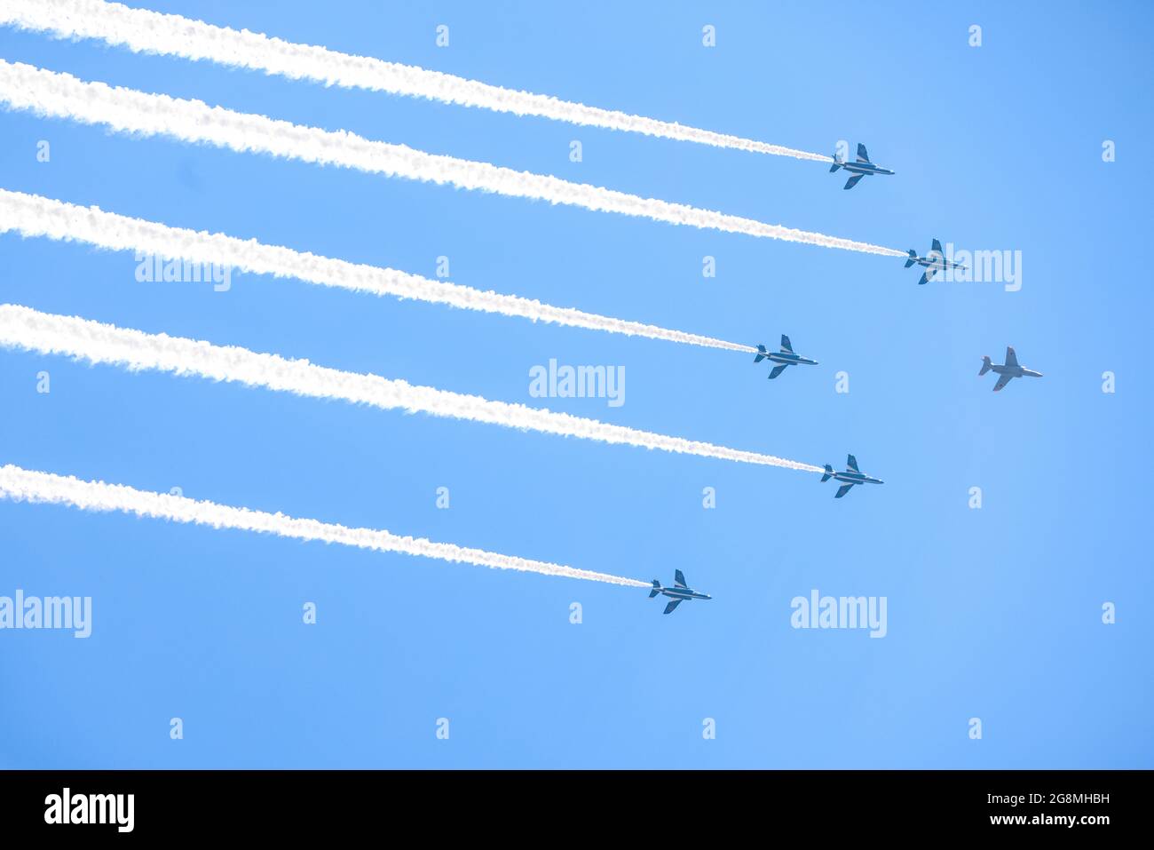 Tokyo, Japon. 21 juillet 2021. L'équipe de vol acrobatique « Blue Impulse » de la Japan Air Self Defense Force survole Tokyo lors d'une course d'entraînement pour attirer les anneaux olympiques dans le ciel lors de la cérémonie d'ouverture des Jeux Olympiques de Tokyo 2020. Crédit : SOPA Images Limited/Alamy Live News Banque D'Images