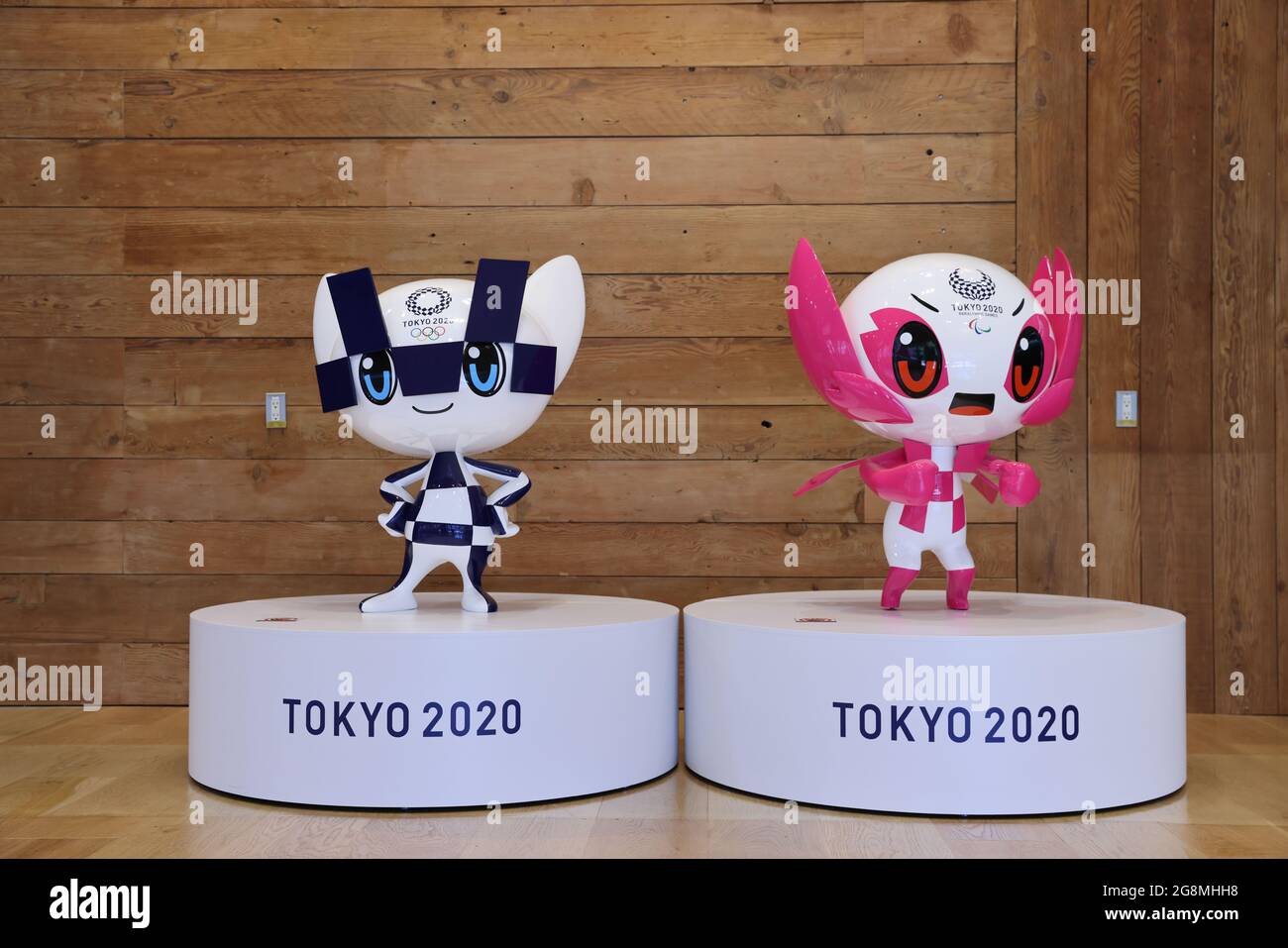 Tokyo, Japon. 21 juillet 2021. Miraitowa et Someity, Tokyo 2020 les mascottes des Jeux Olympiques et Paralympiques vues à l'intérieur d'un magasin officiel de marchandises dans le centre de Tokyo, lors de la cérémonie d'ouverture des Jeux Olympiques de Tokyo 2020. (Photo de Stanislav Kogiku/SOPA Images/Sipa USA) crédit: SIPA USA/Alay Live News Banque D'Images