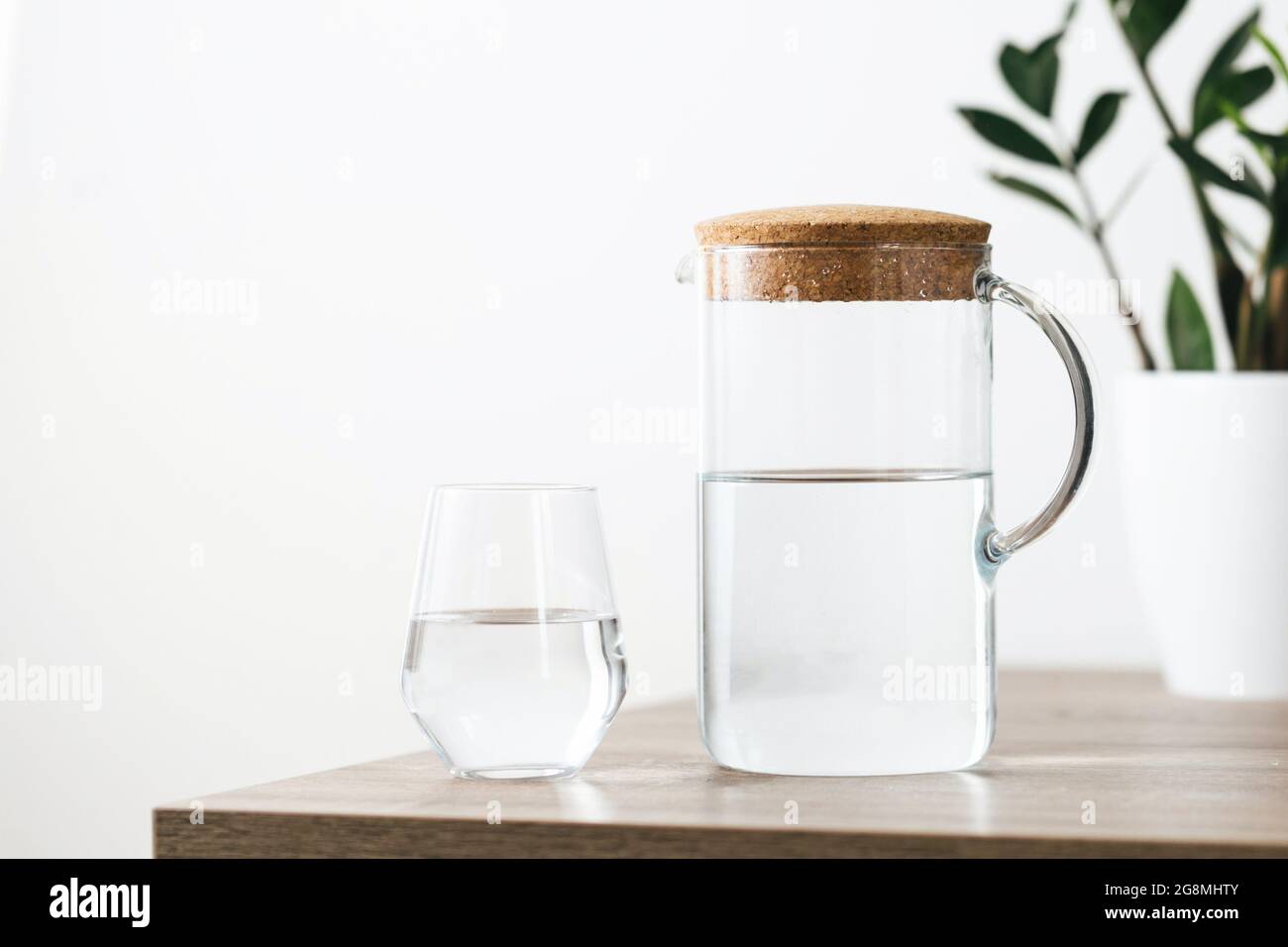 Équilibre de l'eau concept verre d'eau et d'hydratation de pot Banque D'Images