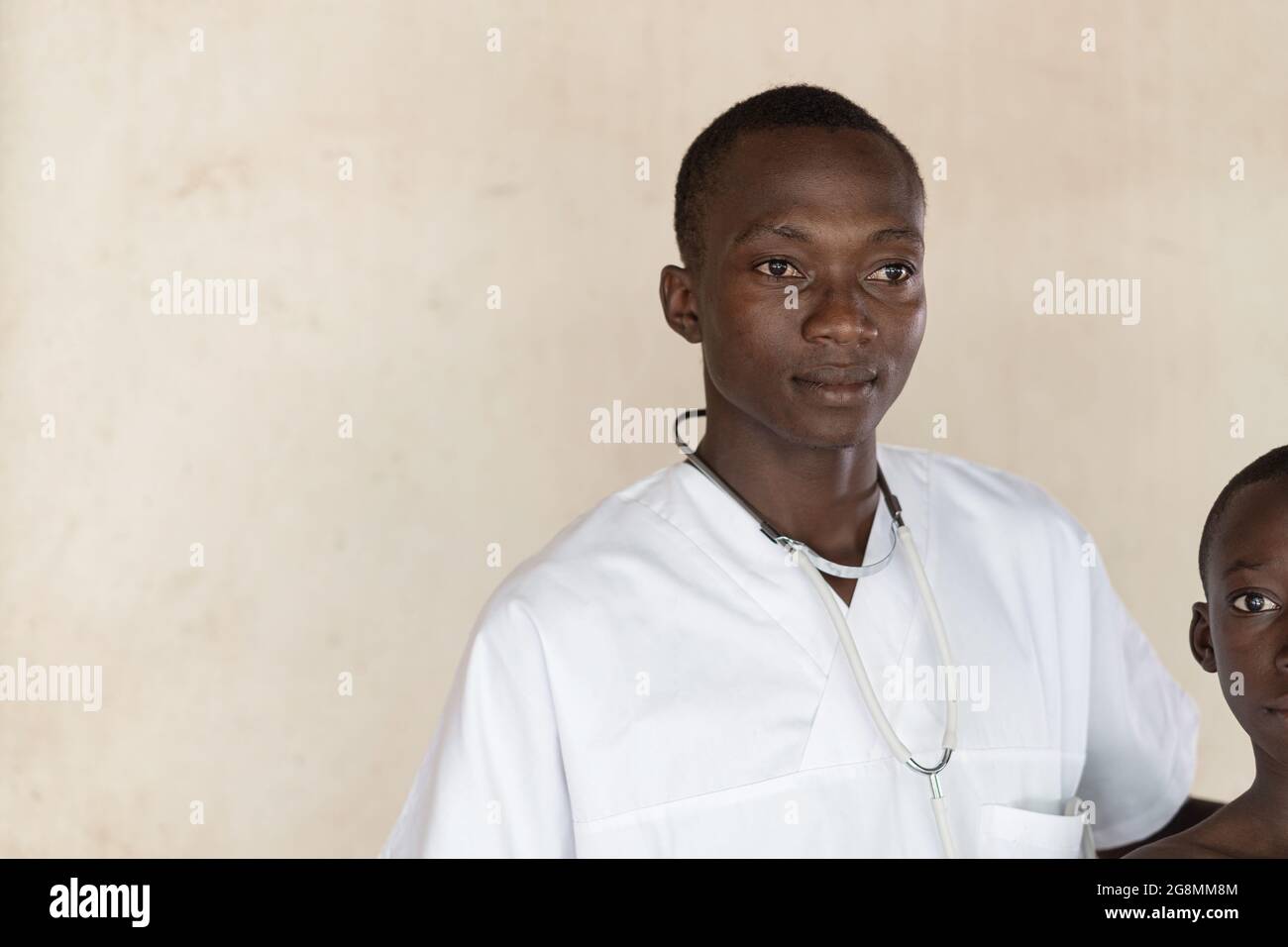 C'est l'image d'un médecin africain natif qui pose à l'extérieur dans un village rural près de Bamako, Mali. Banque D'Images