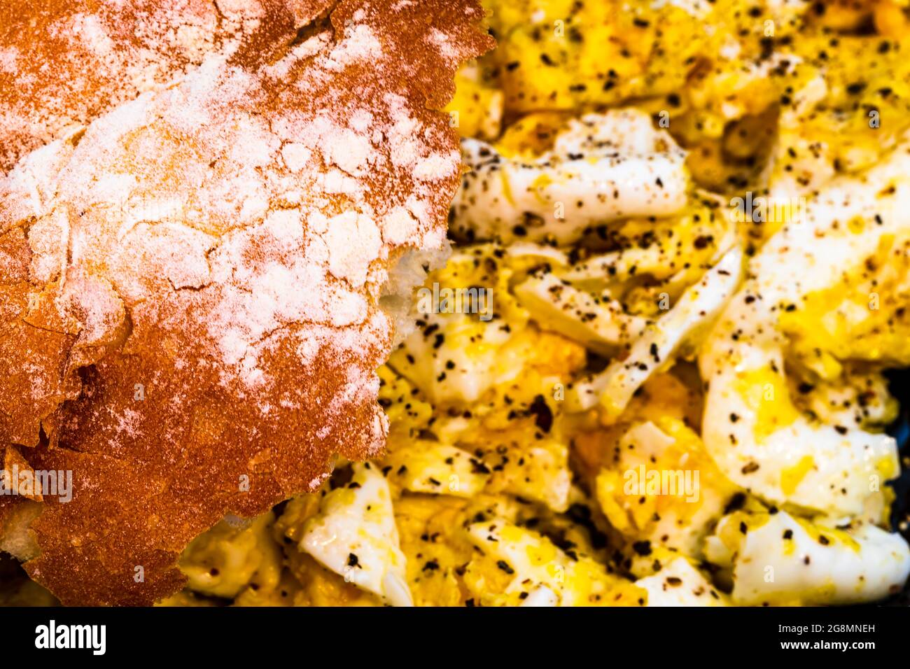 Œufs brouillés. Pour le petit déjeuner, cuisinez des ingrédients provenant d'un marché agricole Banque D'Images