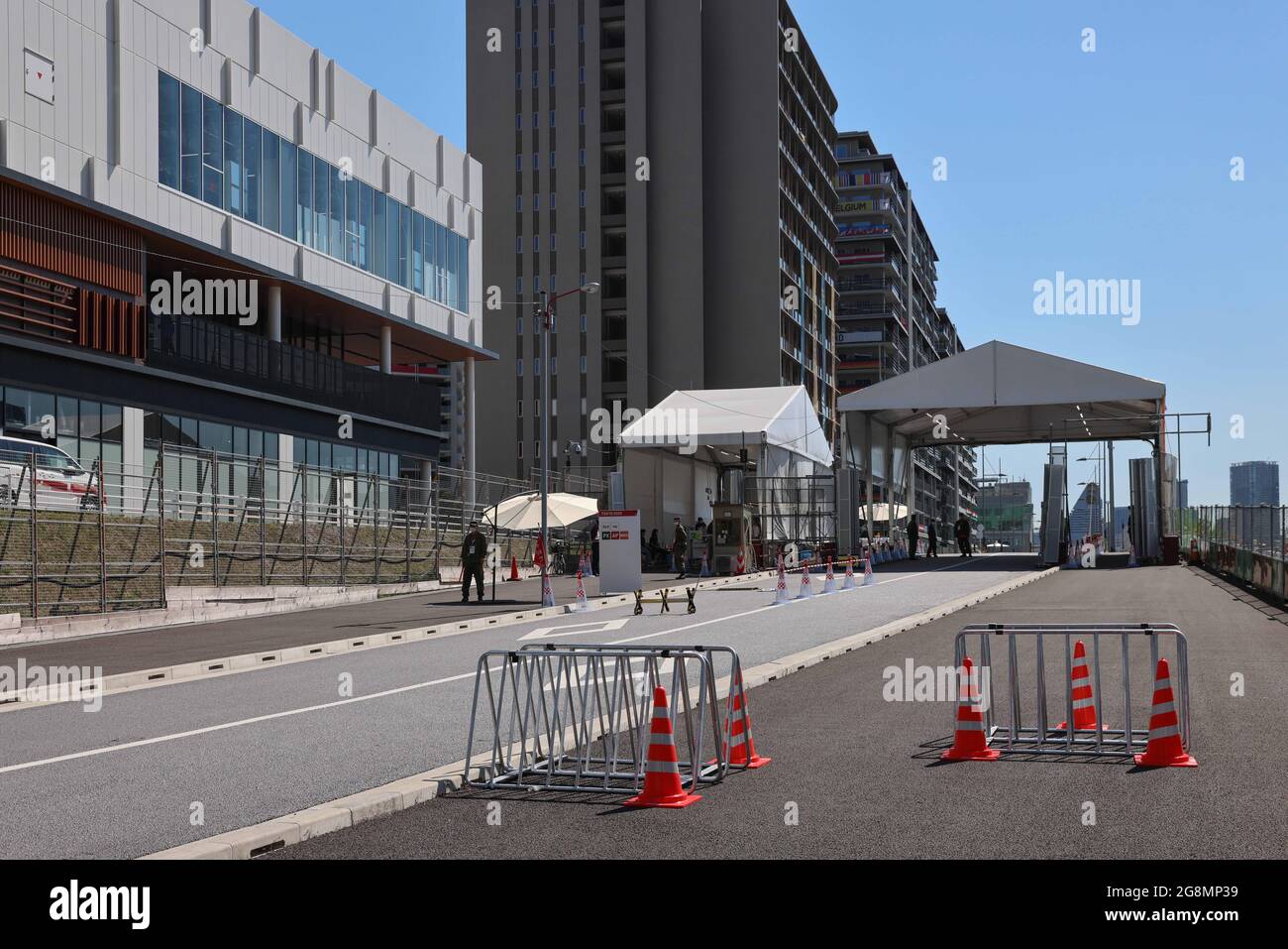 Tokyo, Japon. 21 juillet 2021. Force d'autodéfense japonaise contrôlant le point de contrôle d'entrée du village olympique de Tokyo 2020 à Harumi.habituellement la pièce maîtresse des Jeux Olympiques, le village olympique de Tokyo 2020 à Harumi est fixé derrière de grandes clôtures métalliques avec l'armée et la police en patrouille et les points de contrôle avec des barrages routiers. À l'intérieur, les athlètes et les autres membres des équipes olympiques doivent respecter des protocoles stricts afin de minimiser le risque de contracter le SRAS-COV-2-coronavirus. (Photo de Stanislav Kogiku/SOPA Images/Sipa USA) crédit: SIPA USA/Alay Live News Banque D'Images