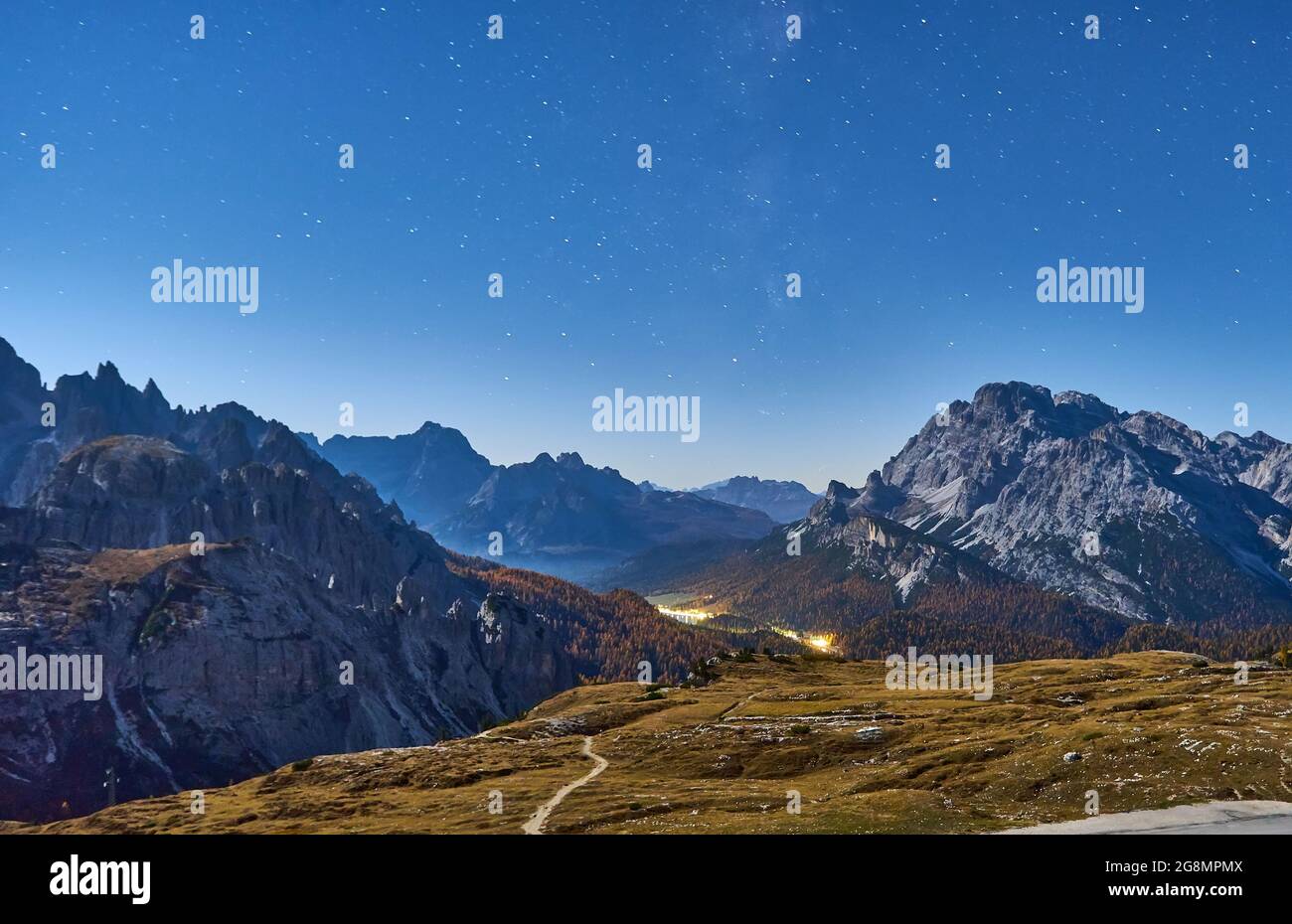 Tre Cime di Lavaredo la nuit dans les Dolomites en Italie, l'Europe. Banque D'Images