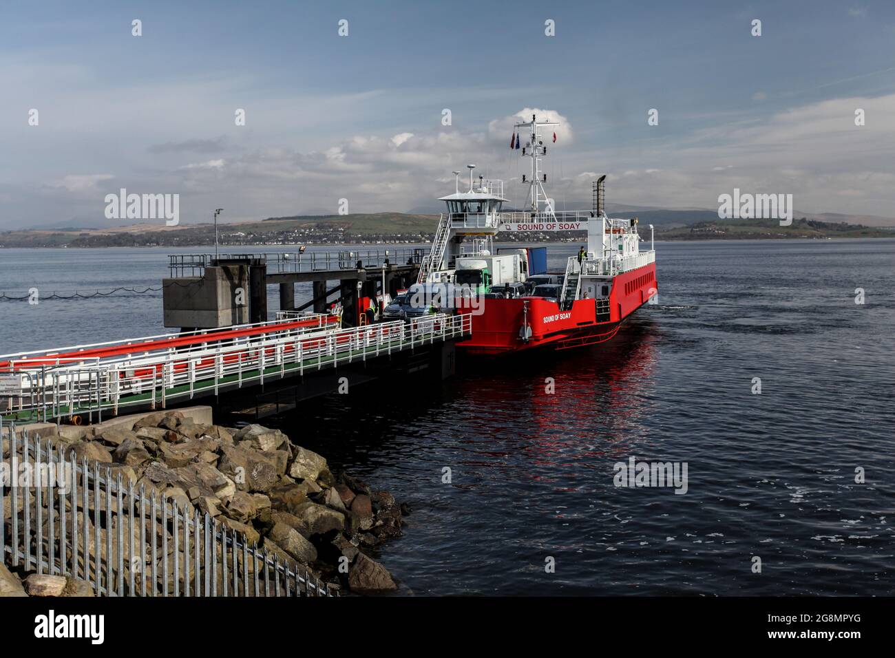 Pour aller à Glen Massan dans la péninsule de Cowal, nous avons dû traverser le Clyde dans un petit ferry. Banque D'Images