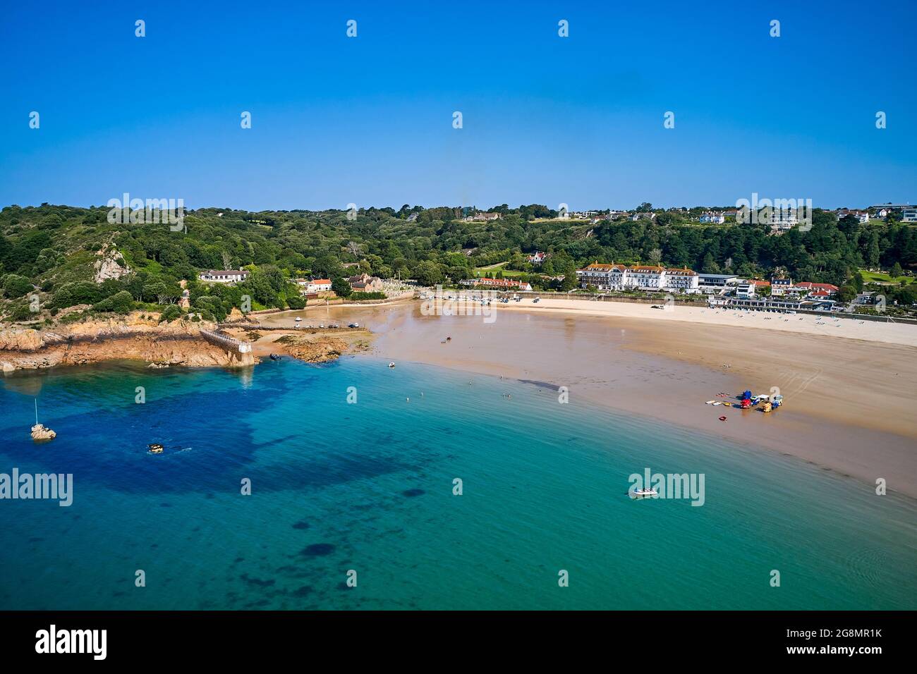 Image d'un drone aérien d'une partie de St Brelades à mi-marée au soleil. Îles Jersey Channel. Banque D'Images