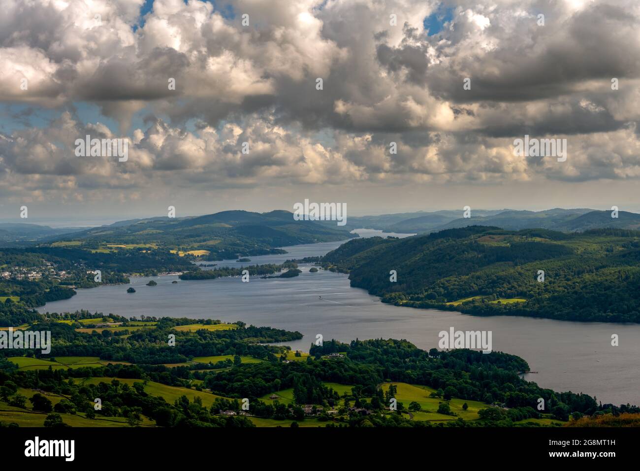 Vue sur Windermere depuis Wansfell un après-midi d'été, Lake district, Angleterre Banque D'Images