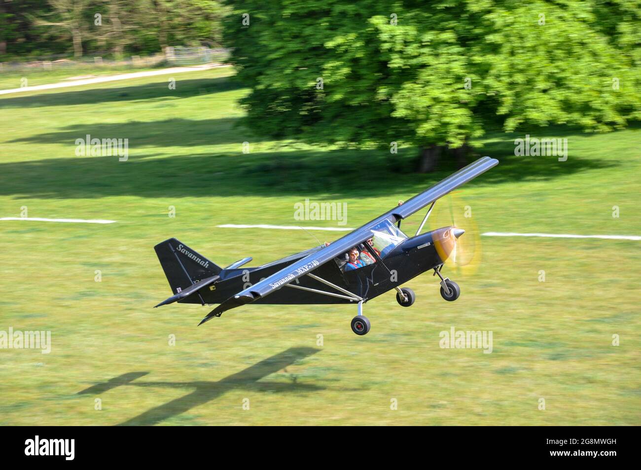 Middleton Savannah Jabiru avion de décollage d'une bande d'herbe dans une zone boisée, rurale. Piste d'herbe temporaire Henham Park. Microlumière fabriquée par un amateur Banque D'Images