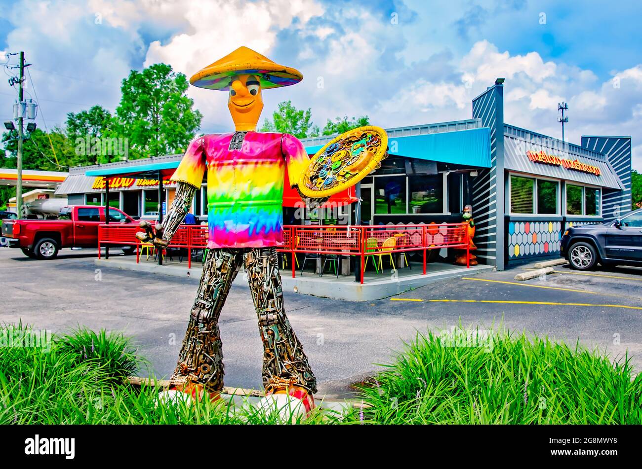 Un homme de ferraille géant tient une pizza devant Mellow Mushroom, le 20 juillet 2021, à Mobile, Alabama. Banque D'Images