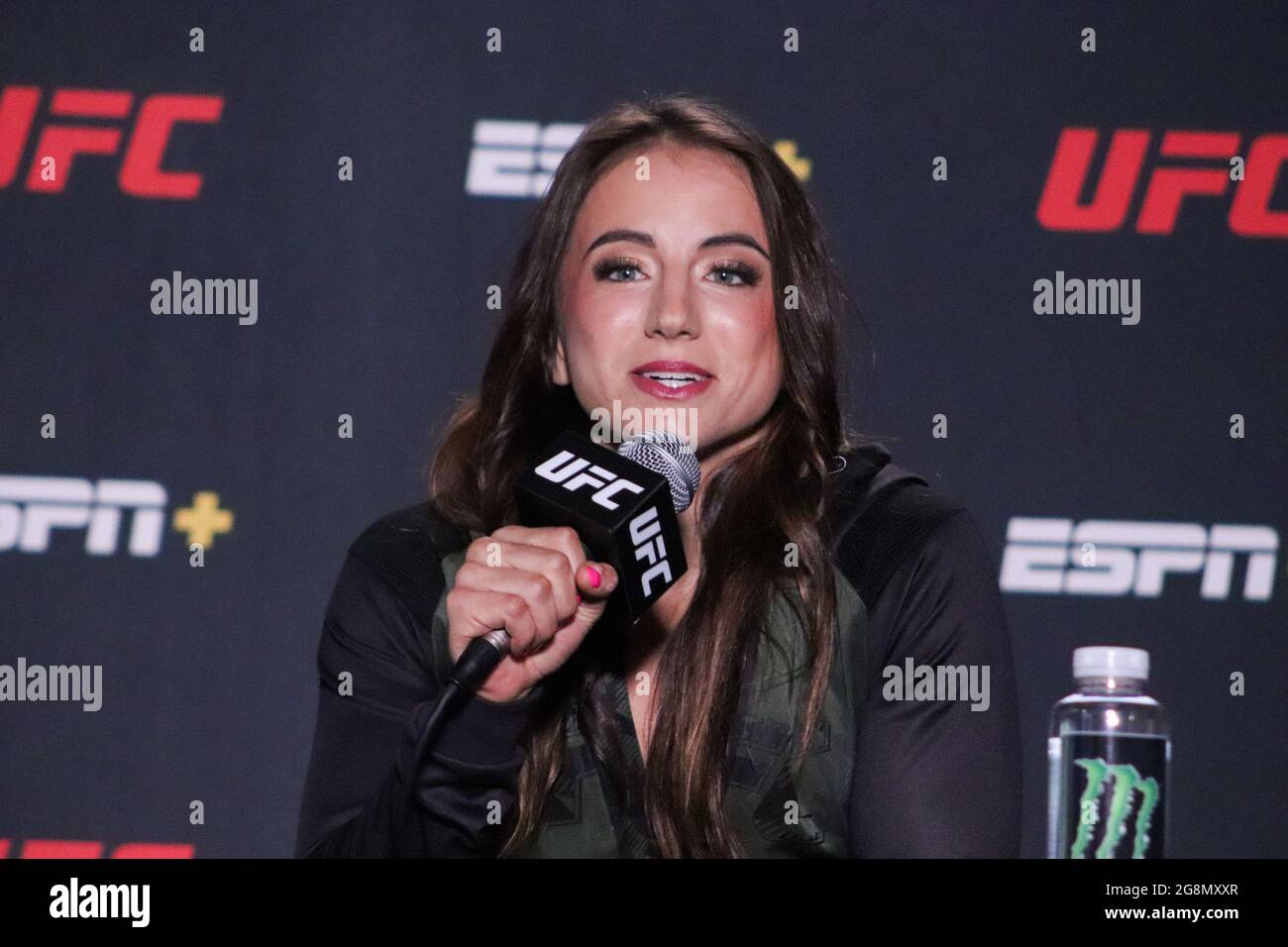 Las Vegas, Nevada, États-Unis. 21 juillet 2021. LAS VEGAS, NV - 21 JUILLET : Maycee Barber interagit avec les médias pendant l'UFC Vegas 32 : Journée des médias à l'UFC Apex le 21 juillet 2021 à Las Vegas, Nevada, États-Unis. (Photo de Diego Ribas/PxImages) Credit: PX Images/Alamy Live News Banque D'Images