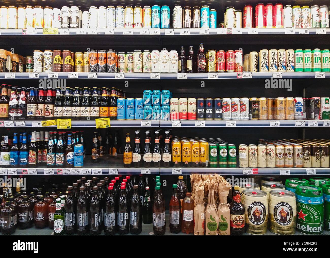 Bière en bouteilles et canettes sur les étagères de l'épicerie, Moscou 02072021 Banque D'Images