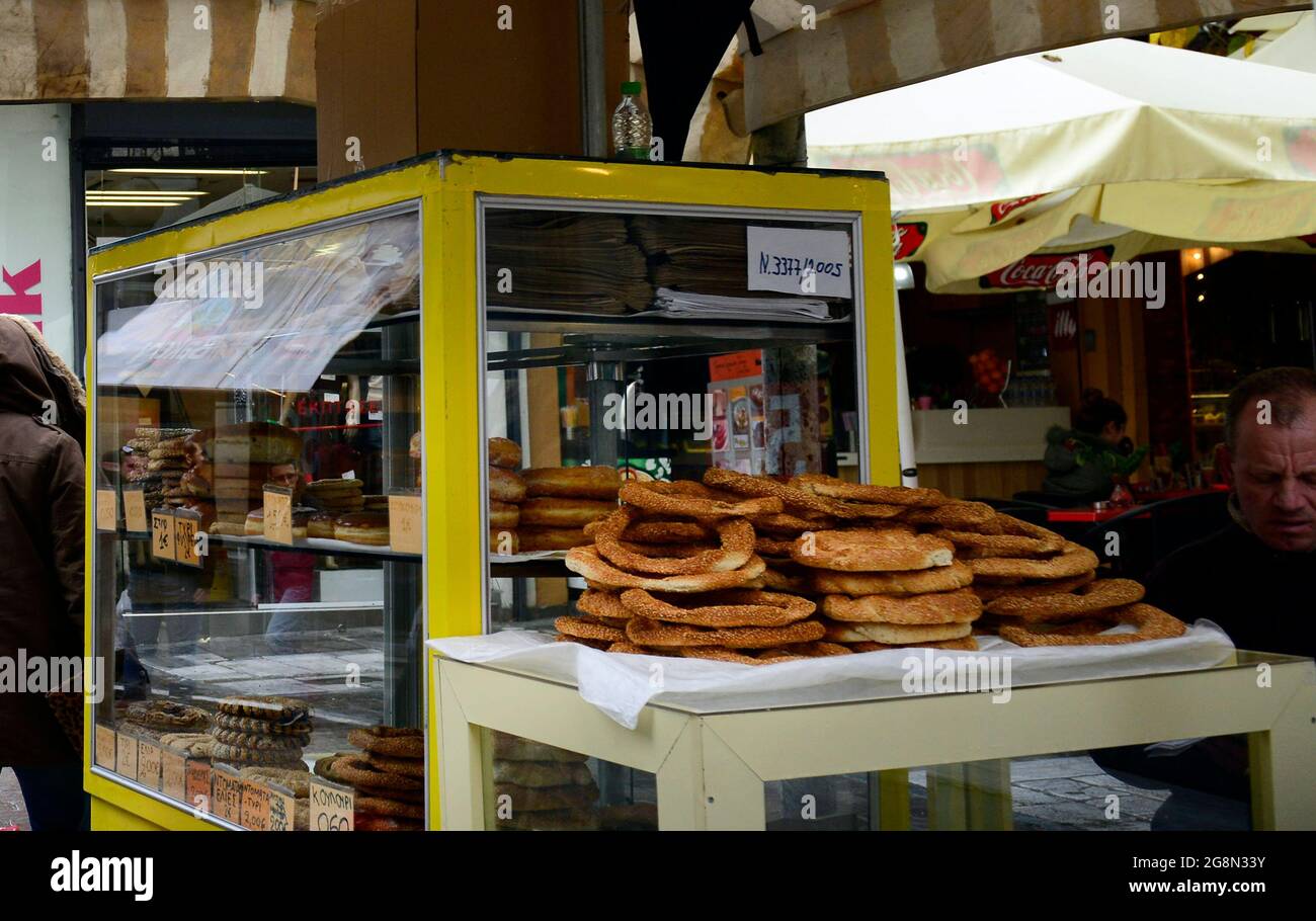 Vente de koulouri (anneaux de pain) à partir d'un kiosque dans la rue Ermou dans le centre d'Athènes, Grèce. Banque D'Images