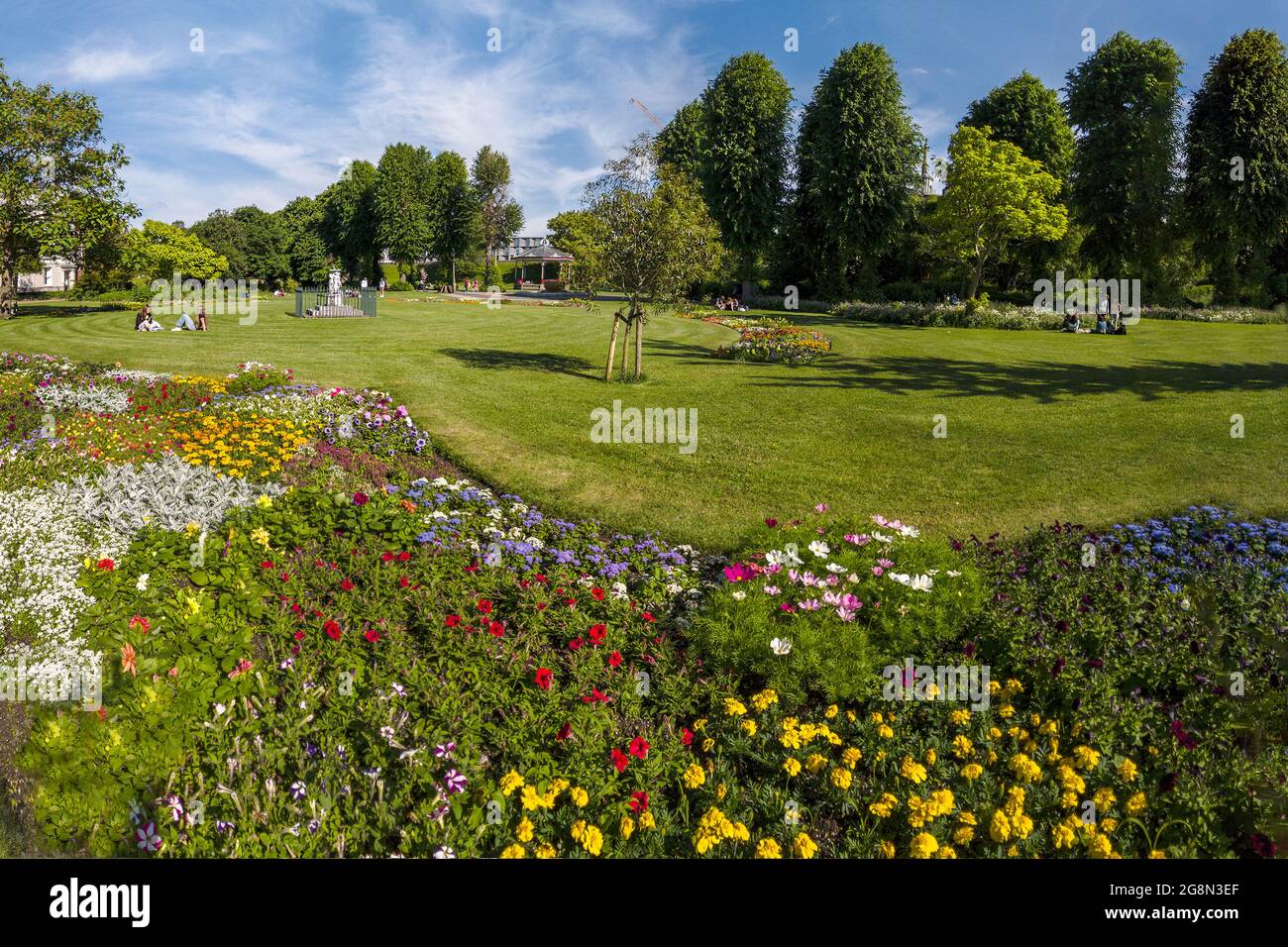 Dane John Gardens, parc, étudiants, détente, ciel bleu, été, Lits de fleurs, Canterbury, Kent, Angleterre Banque D'Images