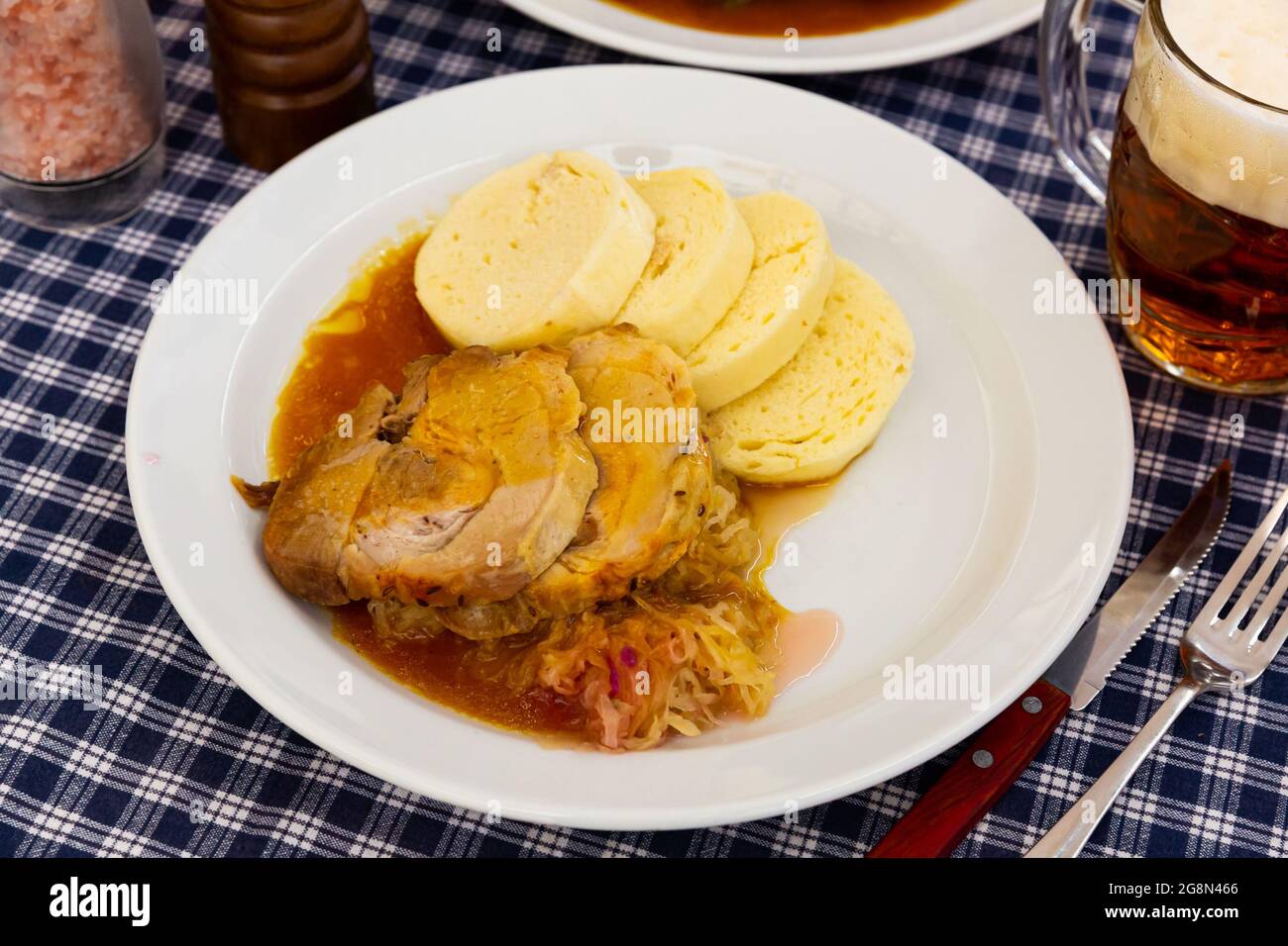 Porc à la choucroute et boulettes tchèques Banque D'Images