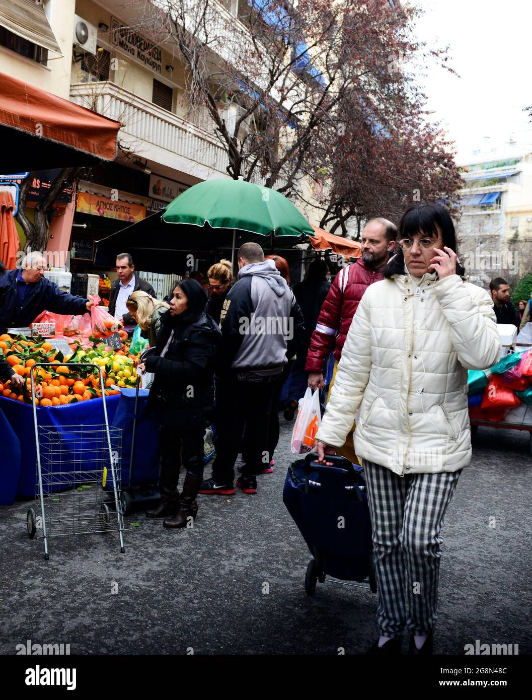 Le marché agricole animé sur la rue Zacharitsa à Athènes, Grèce. Banque D'Images