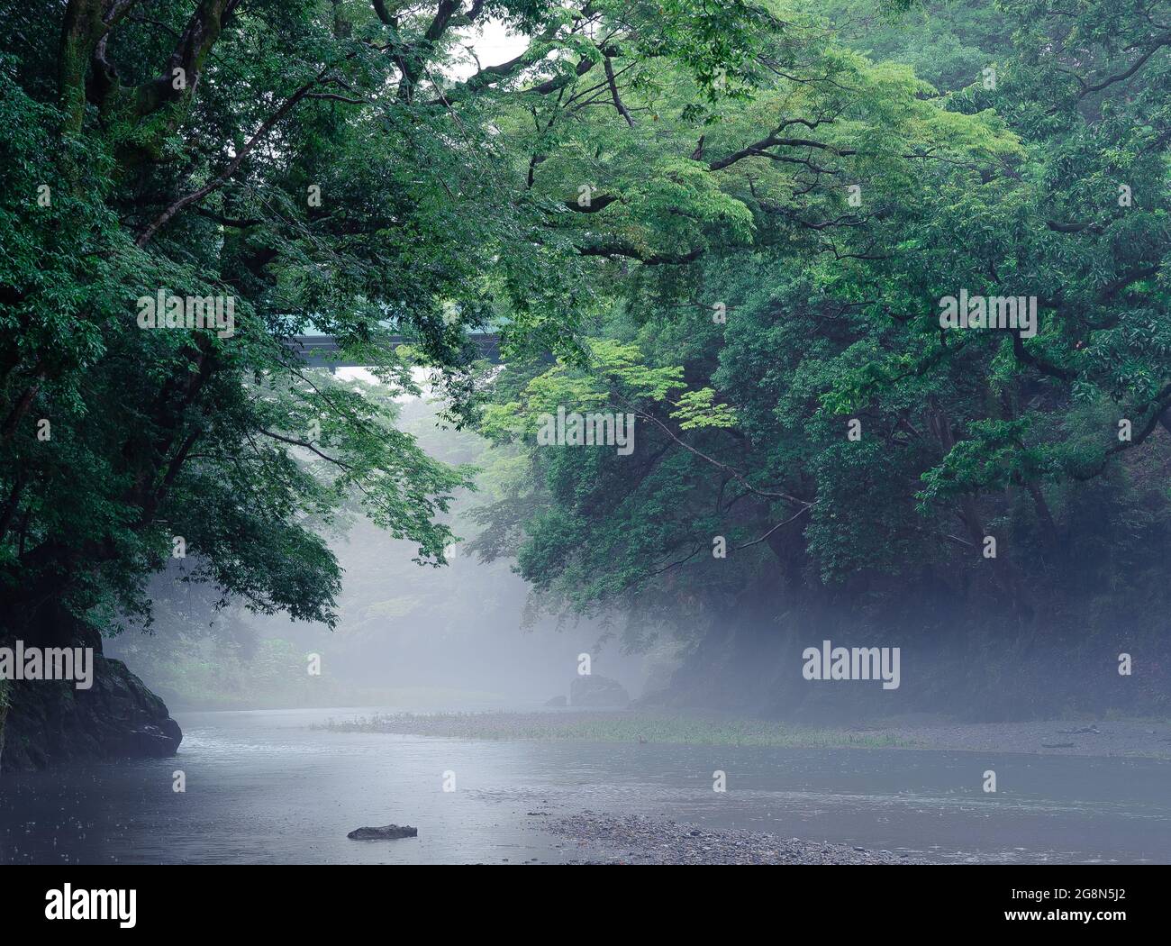 Brume avec belle rivière. Iruma River au Japon.Best nature place.heure d'été. Banque D'Images