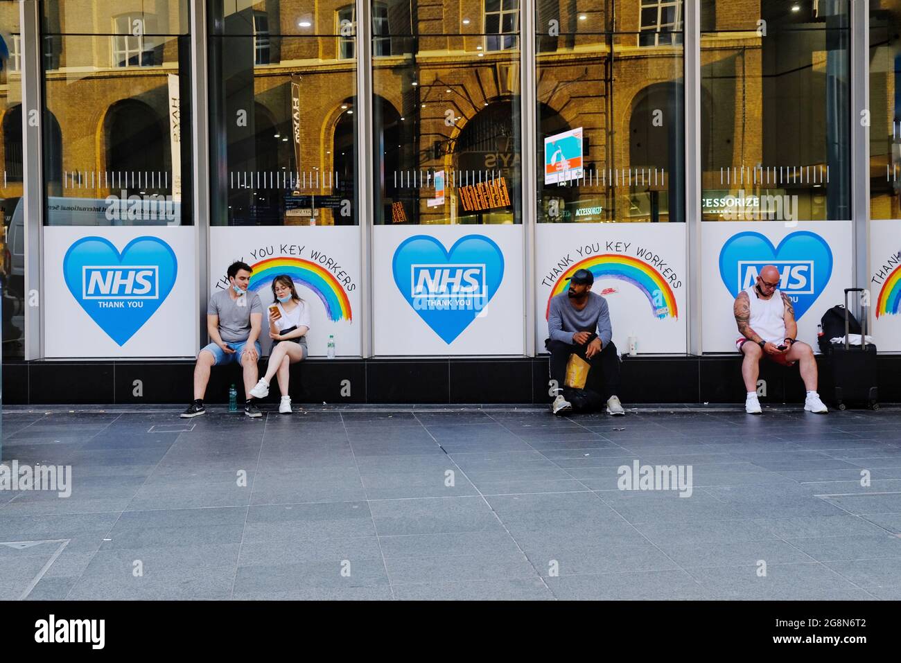 Les coeurs et les arcs-en-ciel bleus NHS pour les employés clés décorent les fenêtres de la station London Bridge. Le 21 juillet, le NHS a obtenu une augmentation de 3 % de sa rémunération Banque D'Images
