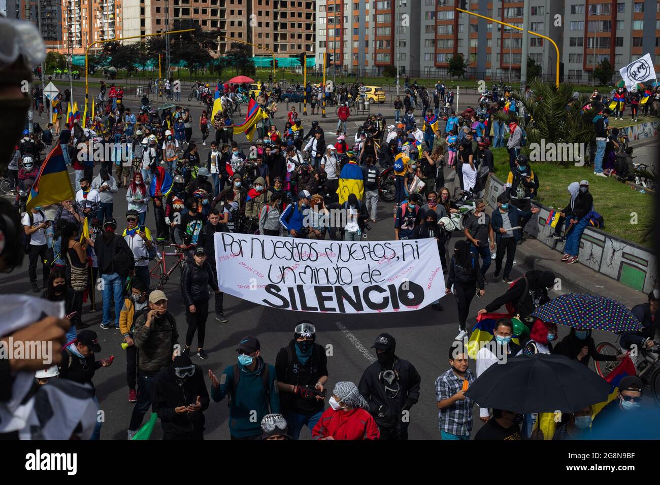 Demonstratos porte un panneau indiquant « pas de minute de silence pour nos morts » lors d'une nouvelle journée de manifestations anti-gouvernementales lors de la célébration de l'indépendance de la Colombie par rapport à l'espagne en 211, manifestations déclenchées par des affrontements dans diverses villes après l'intervention de la police anti-émeute colombienne ESMAD, à Bogota, en Colombie, le 20 juillet 2021. Banque D'Images