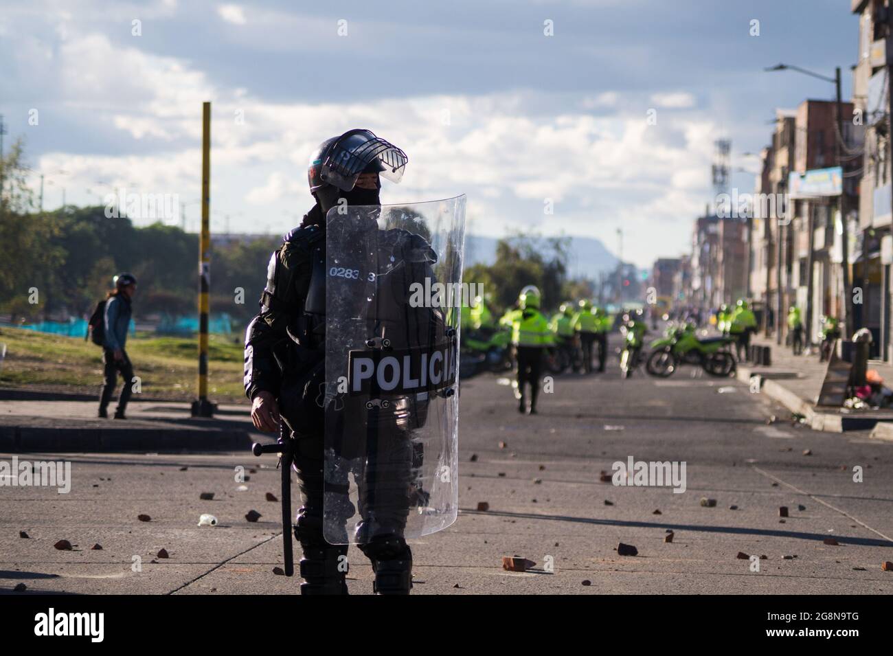 Un officier de police anti-émeute de Colombie lors d'une nouvelle journée de manifestations anti-gouvernementales lors de la célébration de l'indépendance de la Colombie par rapport à l'espagne en 211, des manifestations se sont élevées dans des affrontements dans diverses villes après l'intervention de la police anti-émeute de Colombie ESMAD, à Bogota, en Colombie, le 20 juillet 2021. Banque D'Images