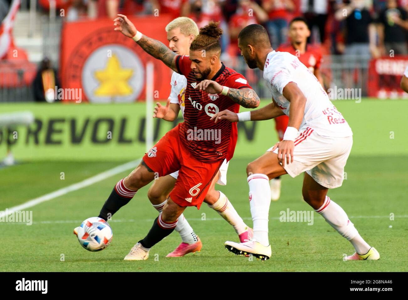 Toronto, Ontario, Canada. 21 juillet 2021. AMRO Tarek (3) et Dom Dwyer (6) en action pendant le jeu MLS entre Toronto FC et NY Red Bulls. Fin du match 1-1 (Credit image: © Angel Marchini/ZUMA Press Wire) Banque D'Images