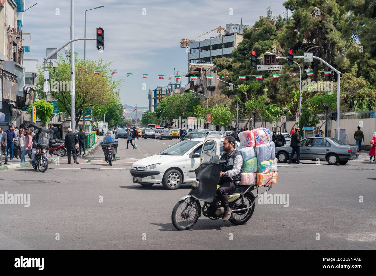 Téhéran, Iran - 18.04.2019 : circulation intense dans les rues de la capitale iranienne. Voitures et vélos dans les rues de Téhéran. Banque D'Images