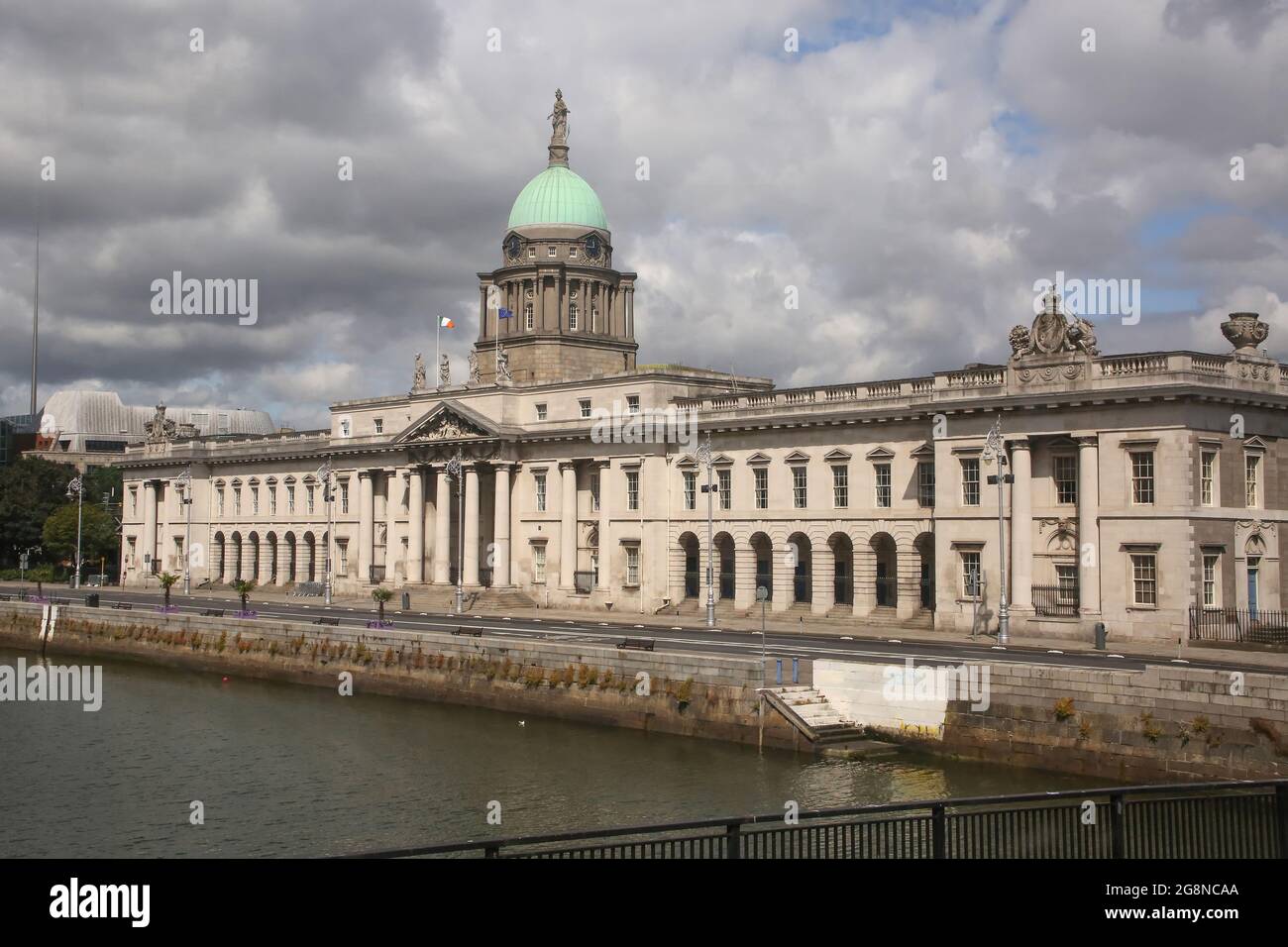 La Maison de la coutume, est un bâtiment néoclassique du XVIIIe siècle à Dublin, en Irlande, qui abrite le ministère du logement, de l'administration locale et du Patrimoine. Banque D'Images