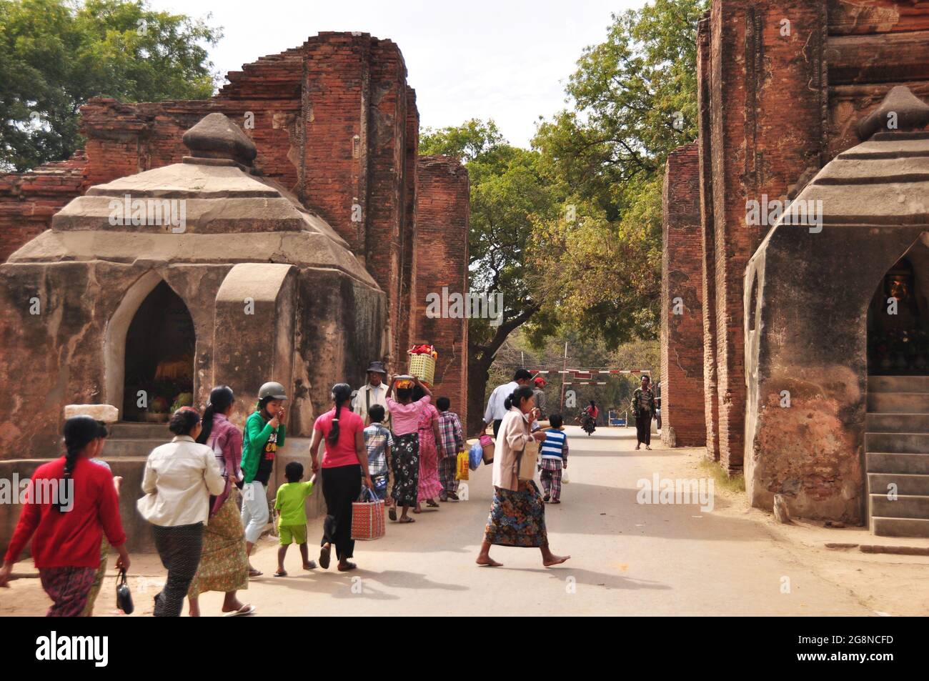 Ancienne porte d'entrée de bâtiment à Thiri Zaya Bumi Bagan Golden Palace pour les birmans les voyageurs étrangers voyagent à Bagan ou Pagan antique ville Banque D'Images