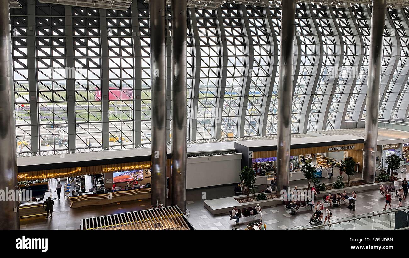 Simferopol, Crimée-juin 23, 2021: L'intérieur de l'aéroport avec les gens. Banque D'Images