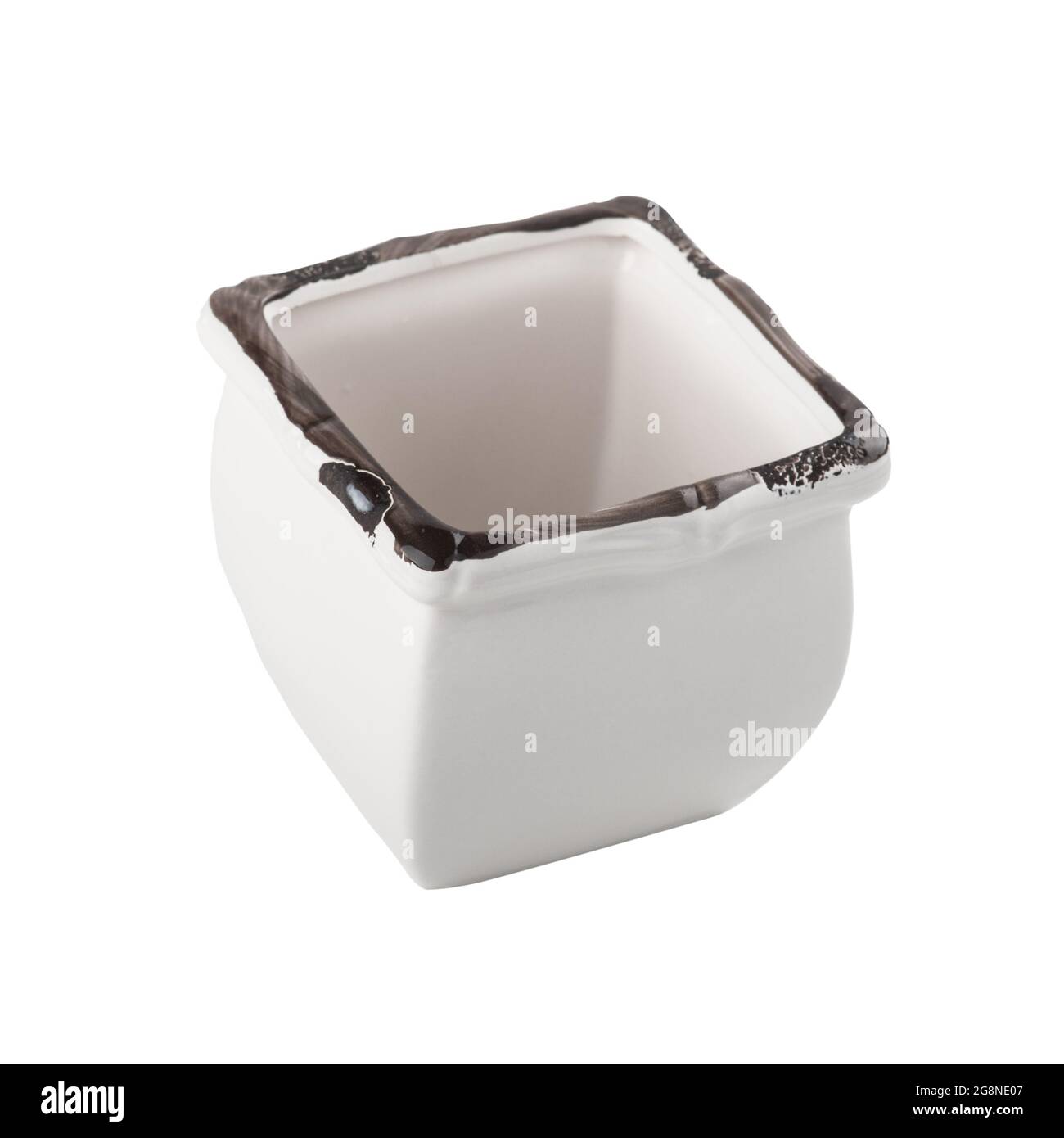 Pot de fleur en émail blanc cassé isolé sur fond blanc. Banque D'Images