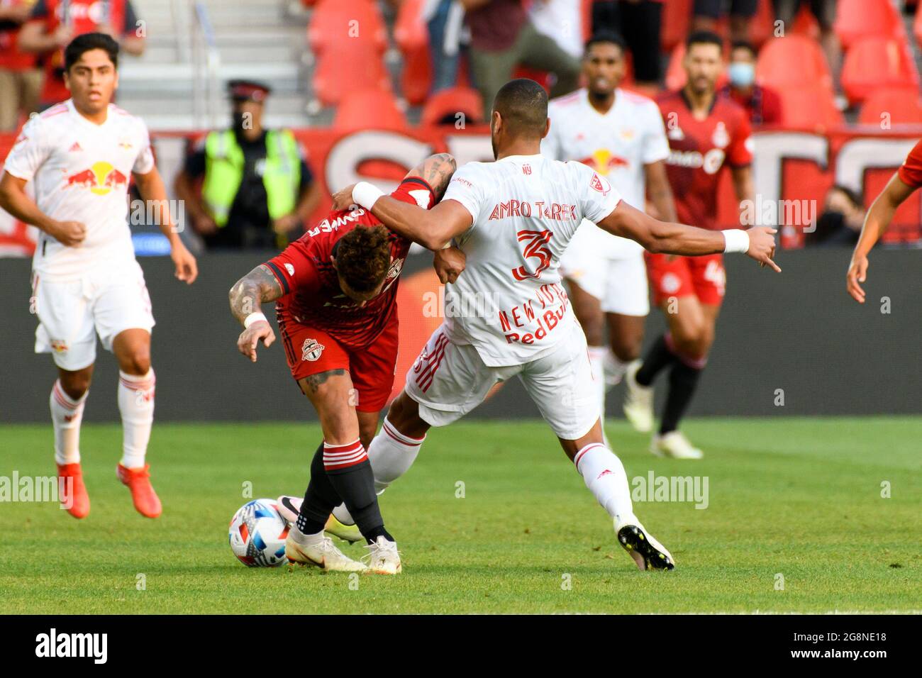 Toronto, Canada. 21 juillet 2021. AMRO Tarek (3) et Dom Dwyer (6) en action pendant la Major League Soccer entre Toronto et NY Red Bulls au BMO Field.final score; Toronto 1:1 NY Red Bulls. (Photo par Angel Marchini/SOPA Images/Sipa USA) crédit: SIPA USA/Alay Live News Banque D'Images