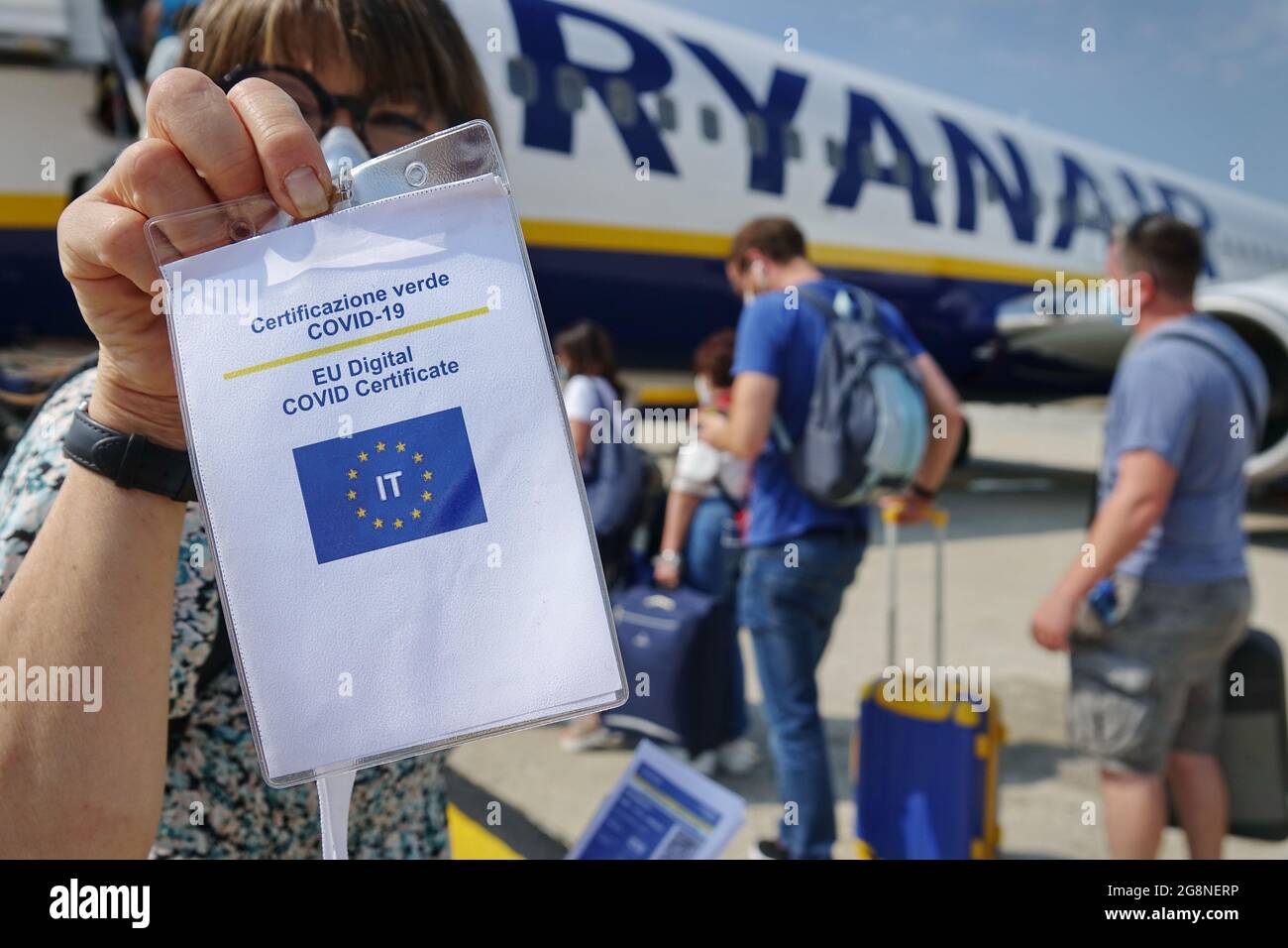 Certificat de vaccination eu Covid-19, requis pour monter à bord de l'avion et voler en vacances. Milan, Italie - juillet 2021 Banque D'Images