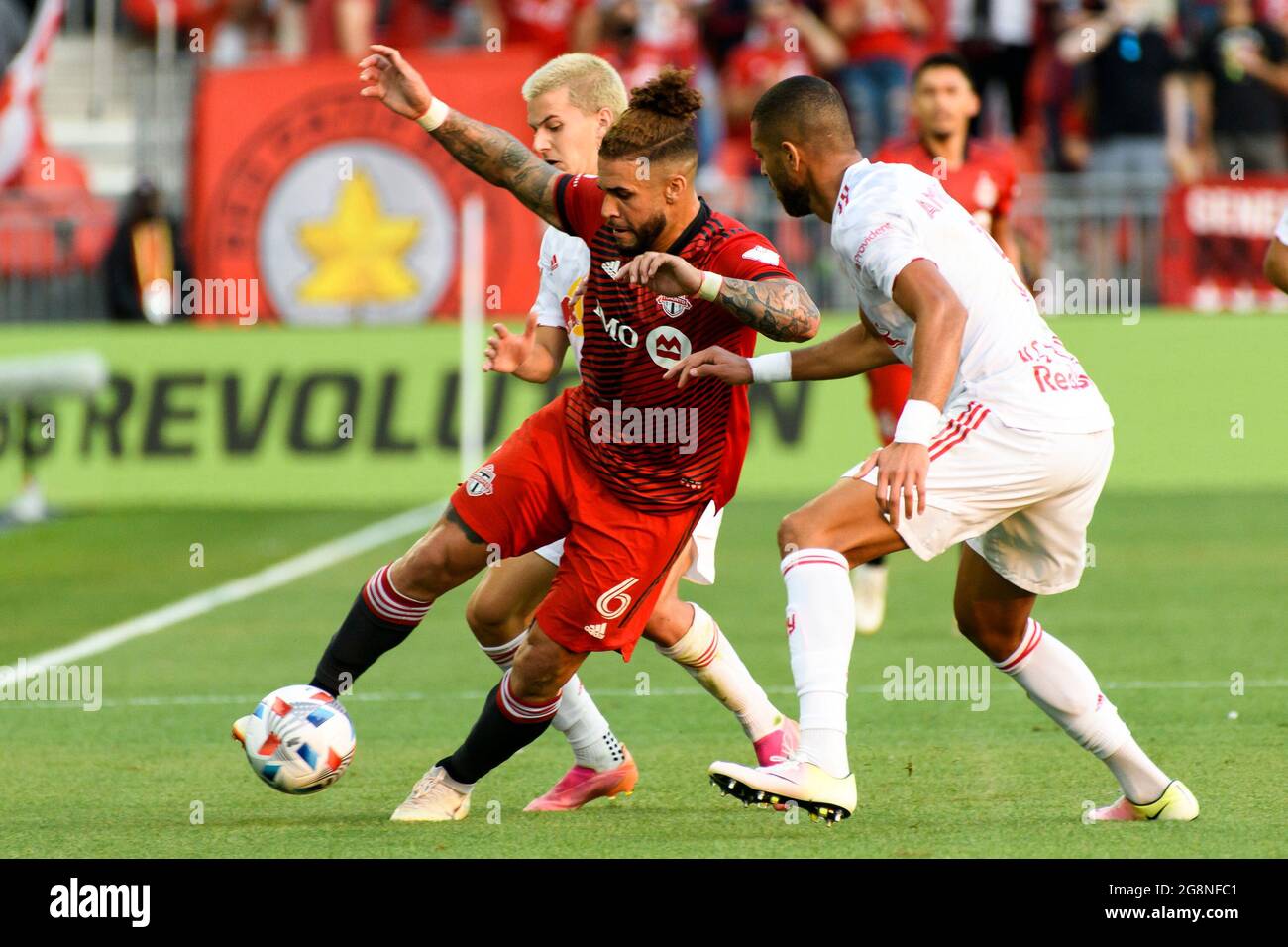 Toronto, Canada. 21 juillet 2021. AMRO Tarek (3) et Dom Dwyer (6) en action pendant la Major League Soccer entre Toronto et NY Red Bulls au BMO Field.final score; Toronto 1:1 NY Red Bulls. Crédit : SOPA Images Limited/Alamy Live News Banque D'Images